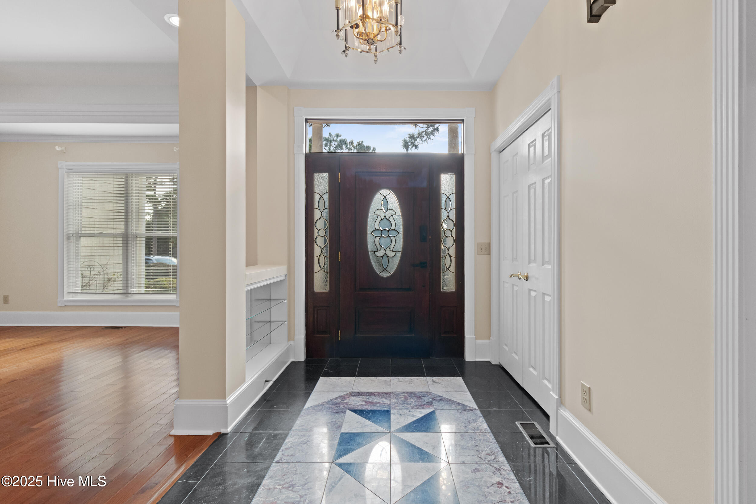 100531940 | Photo 10