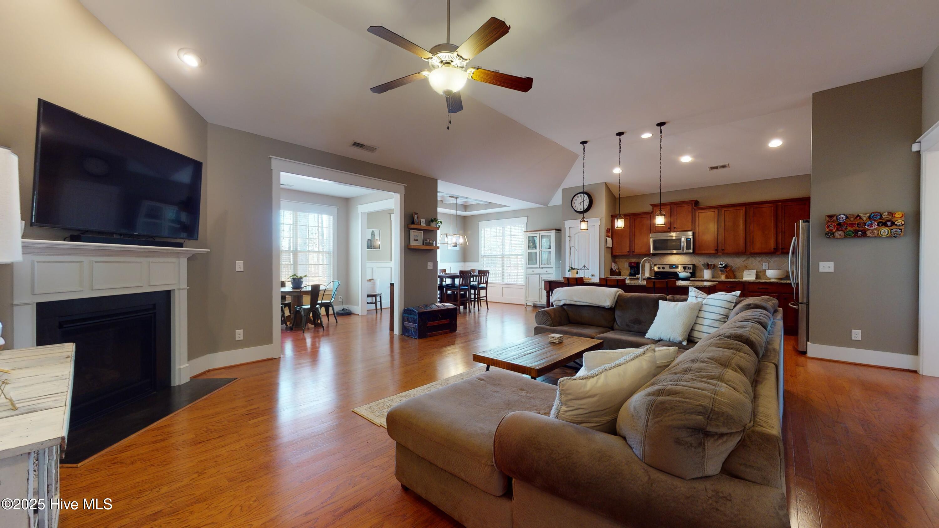 100570166 | Photo 27