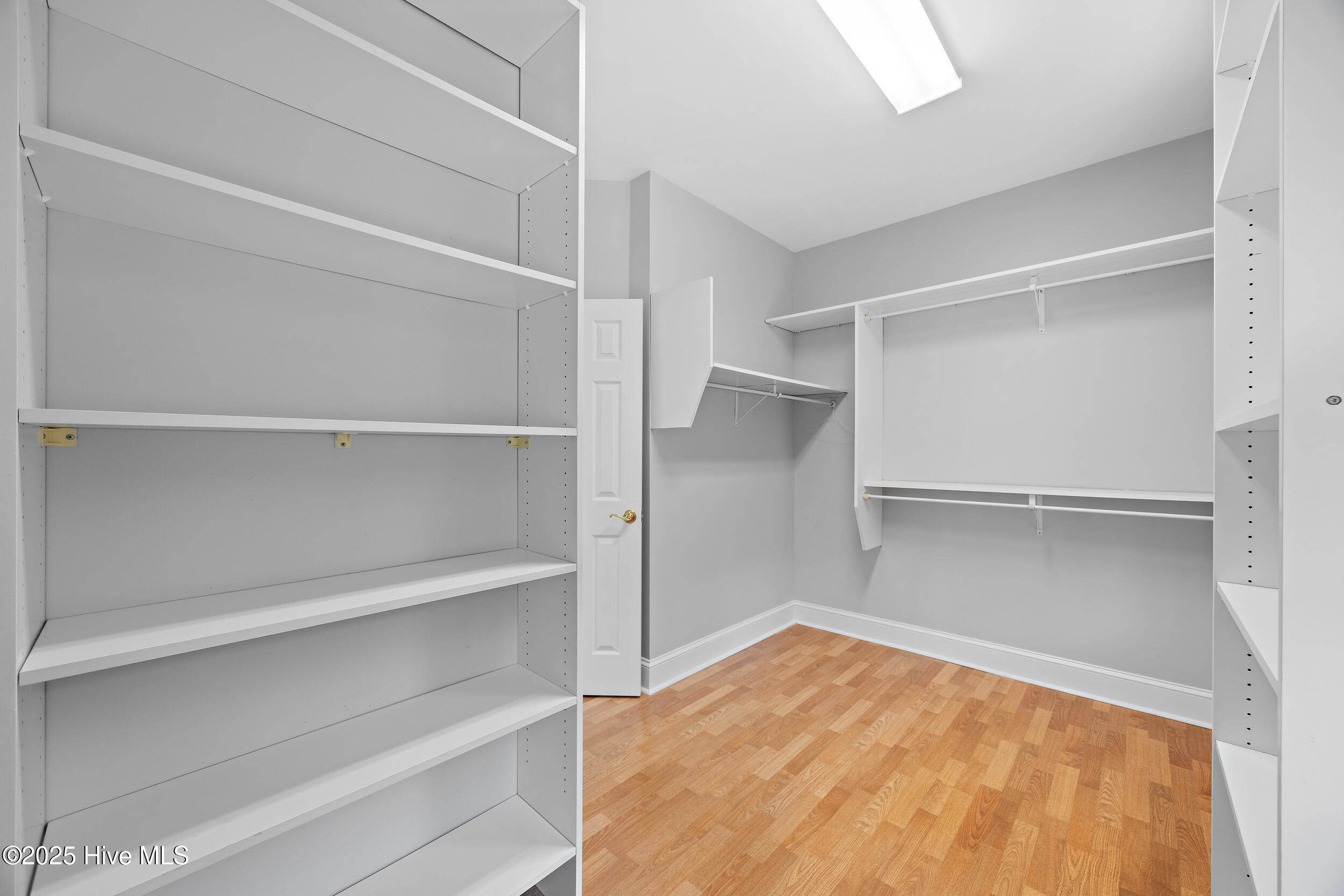 100538720 | Photo 33