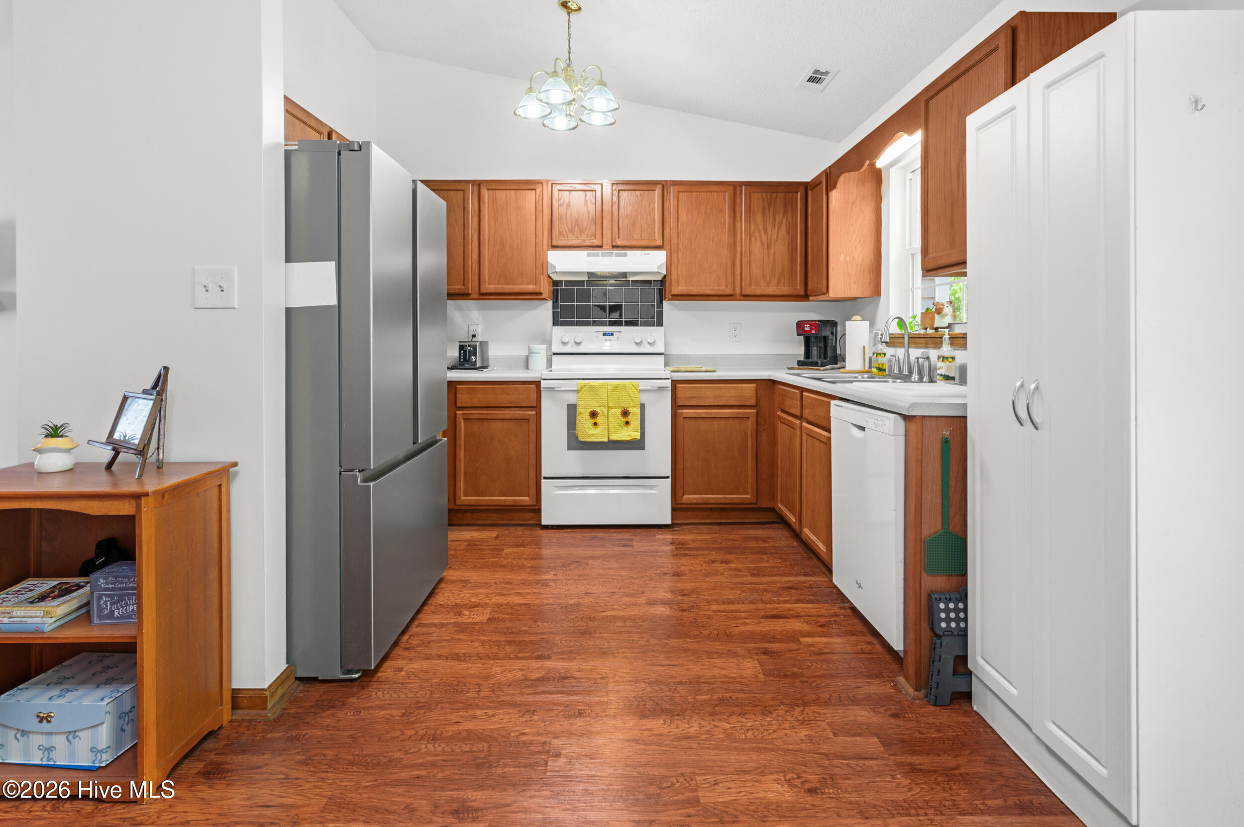 100568850 | Photo 11