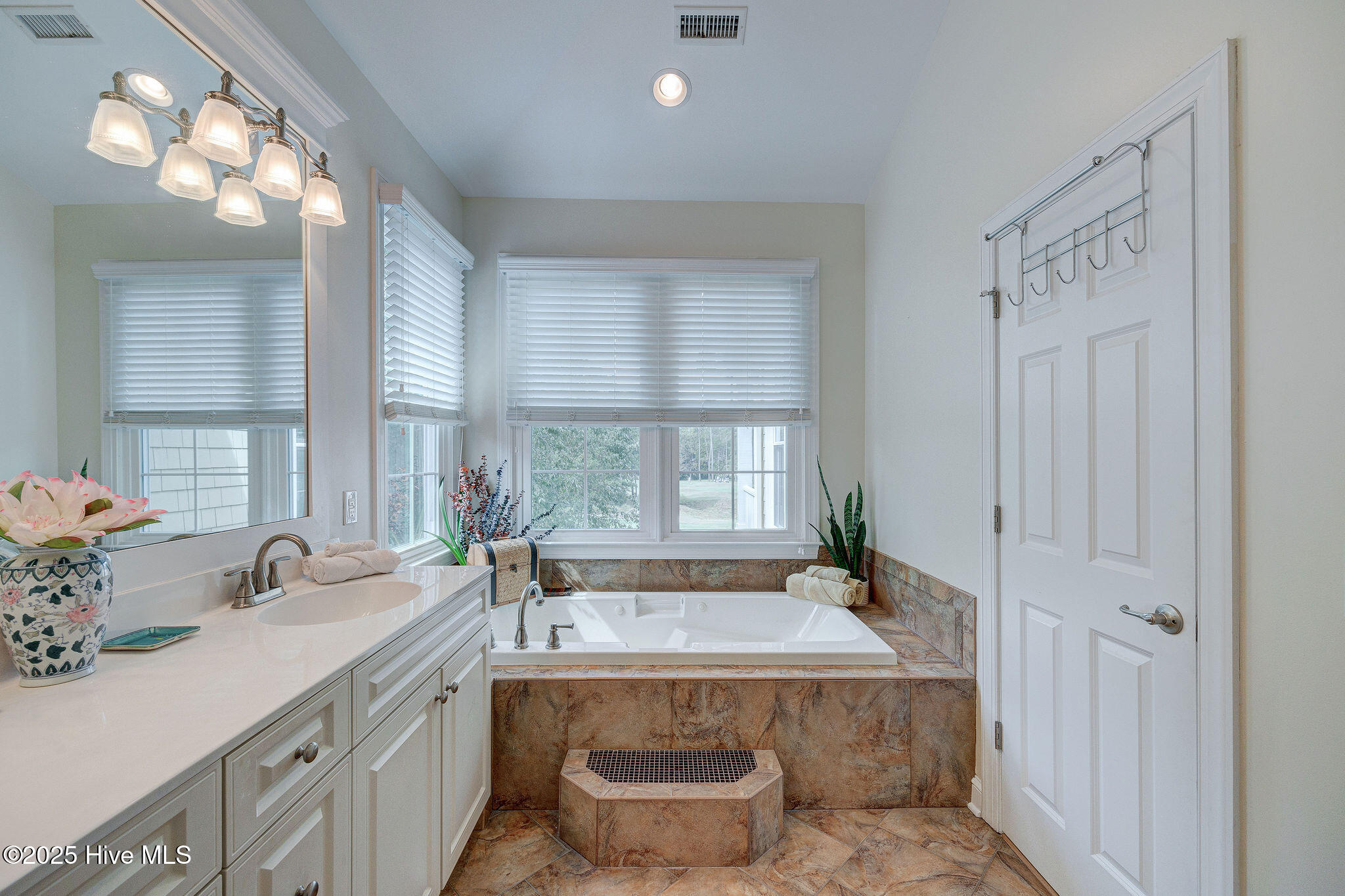 100533949 | Photo 28