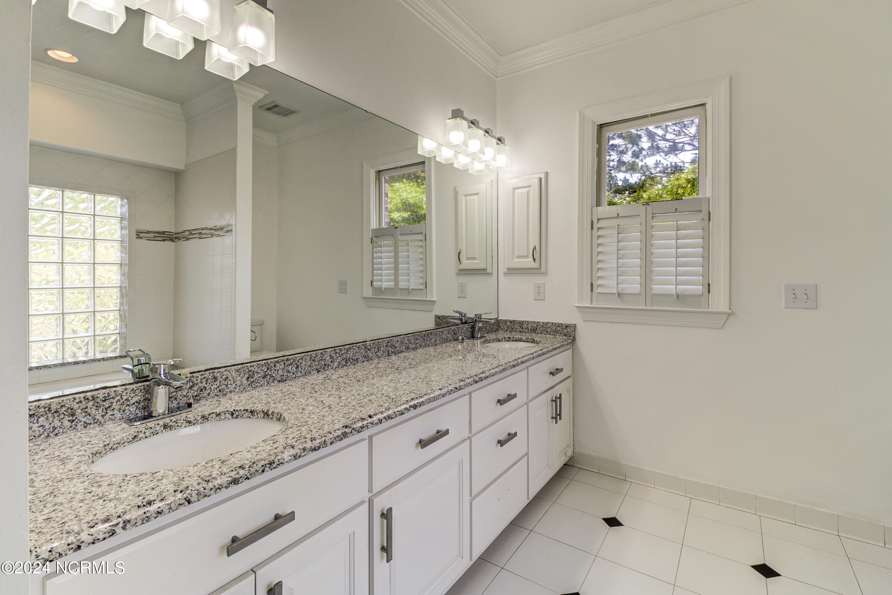 100560204 | Photo 20