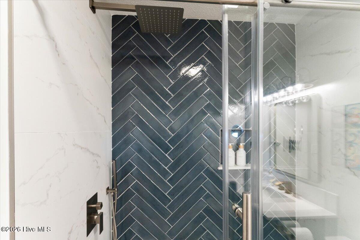 100549270 | Photo 37