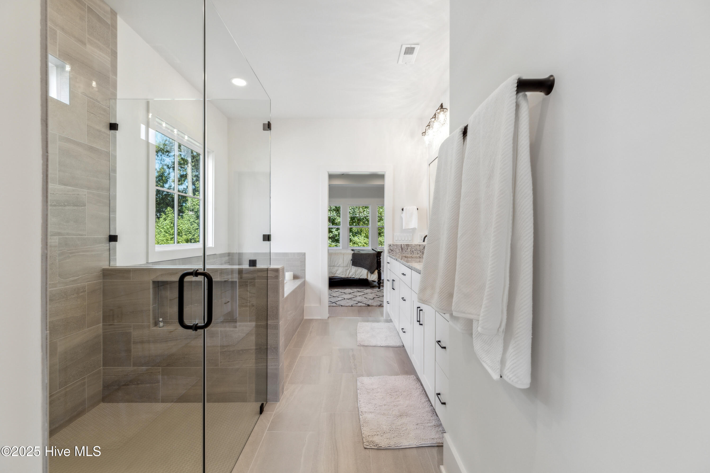 100523457 | Photo 40