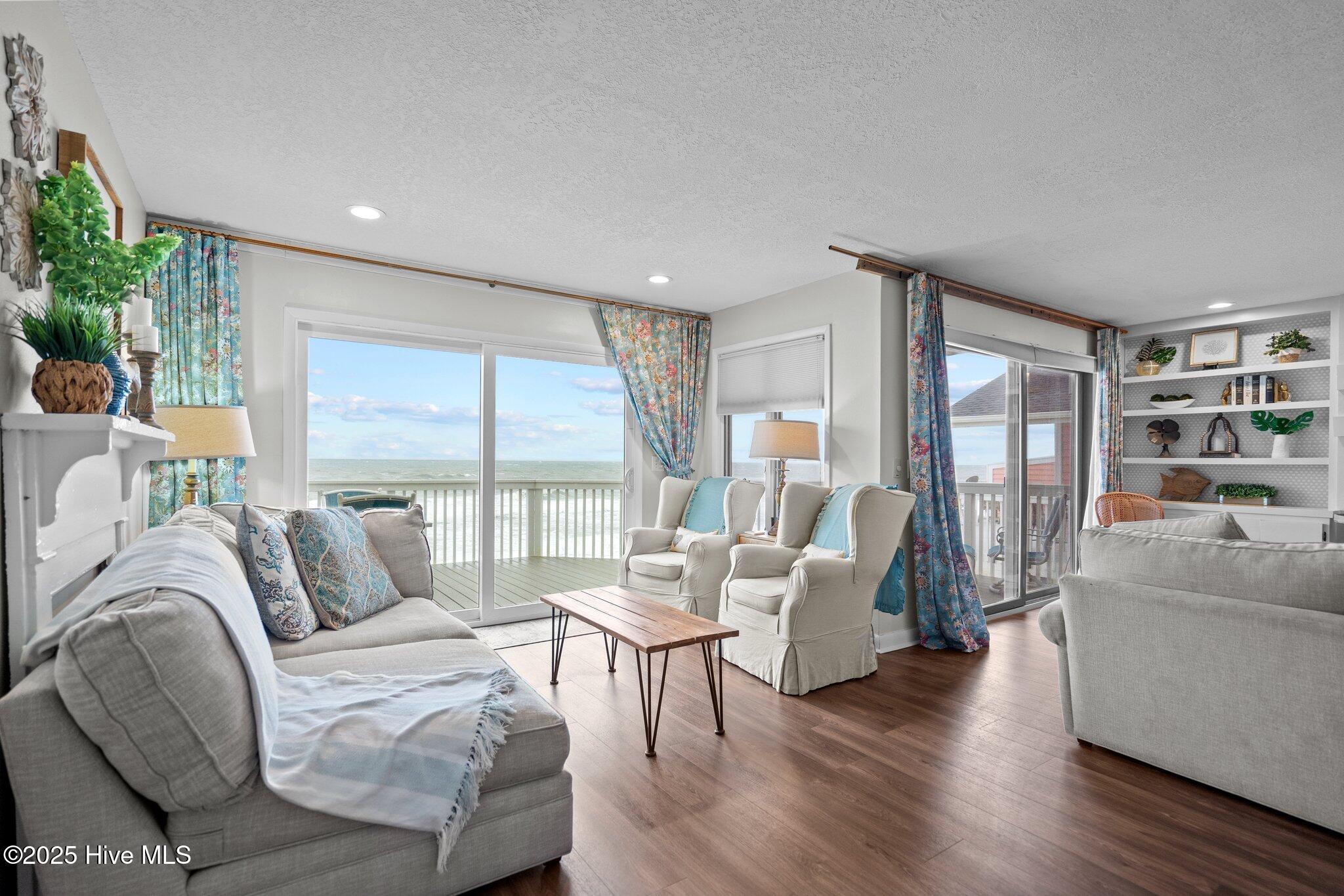 100564100 | Photo 16