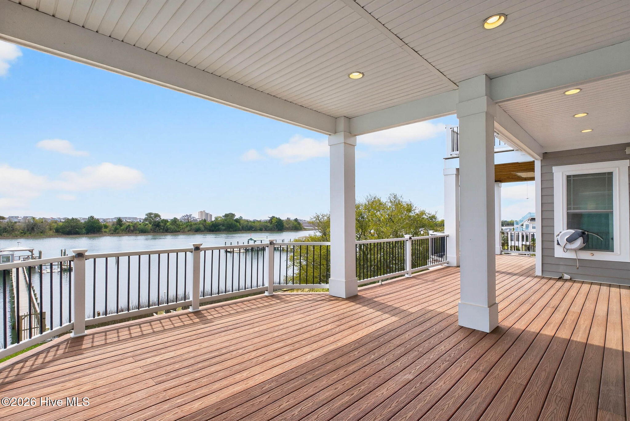 100563982 | Photo 38