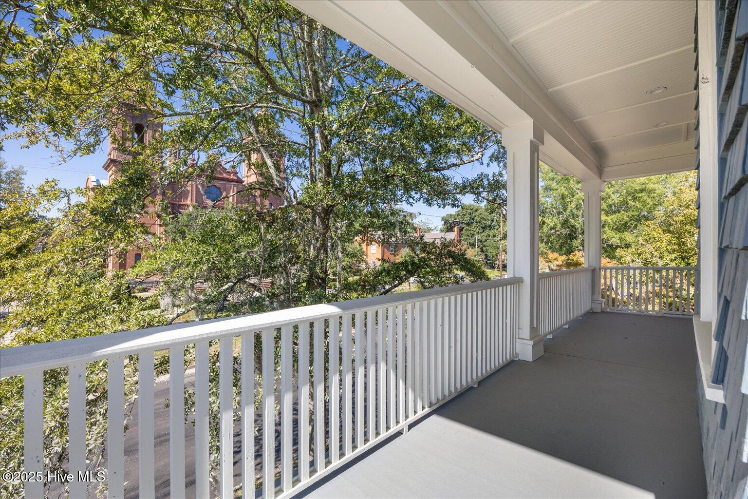 100537963 | Photo 40