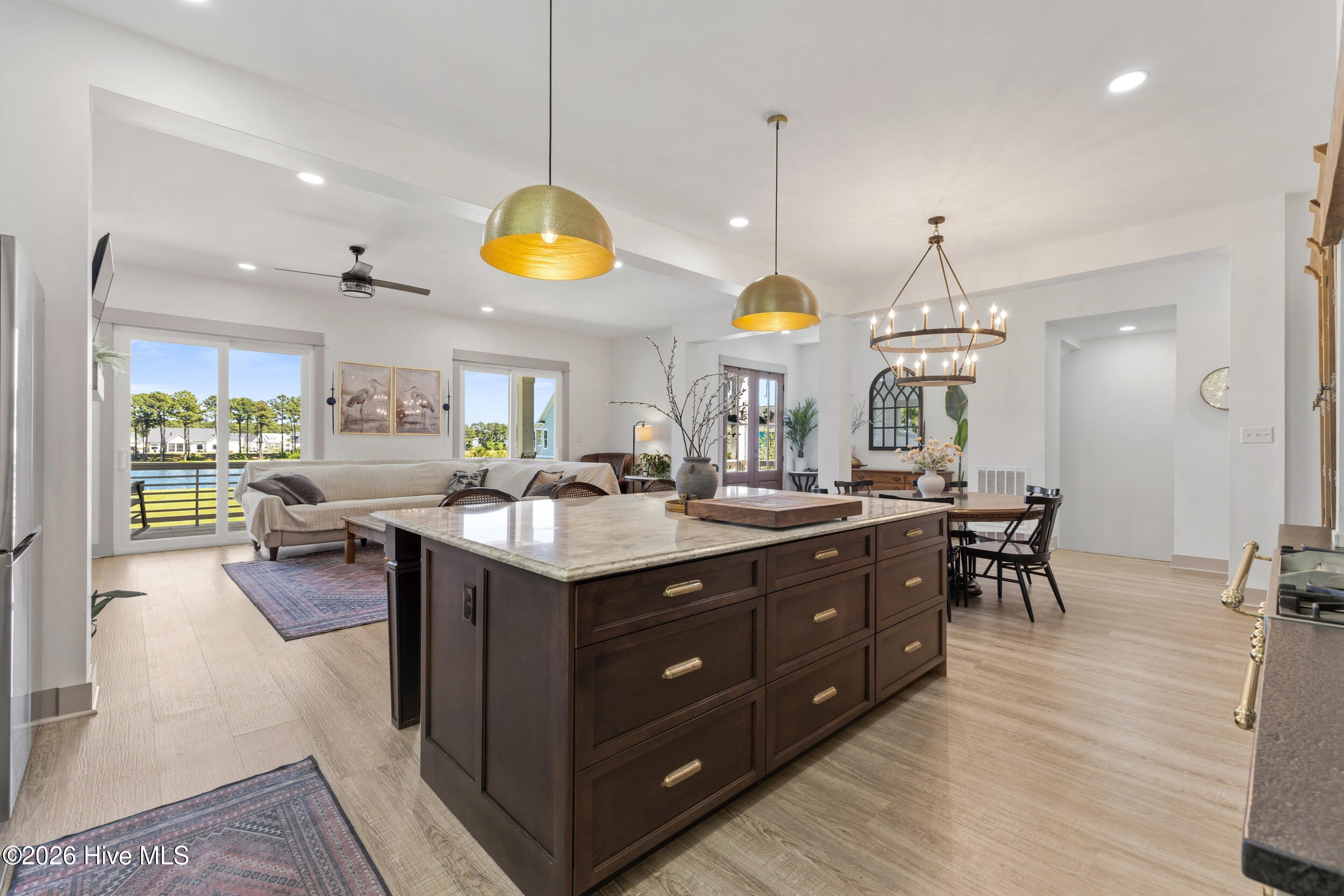 100570688 | Photo 21