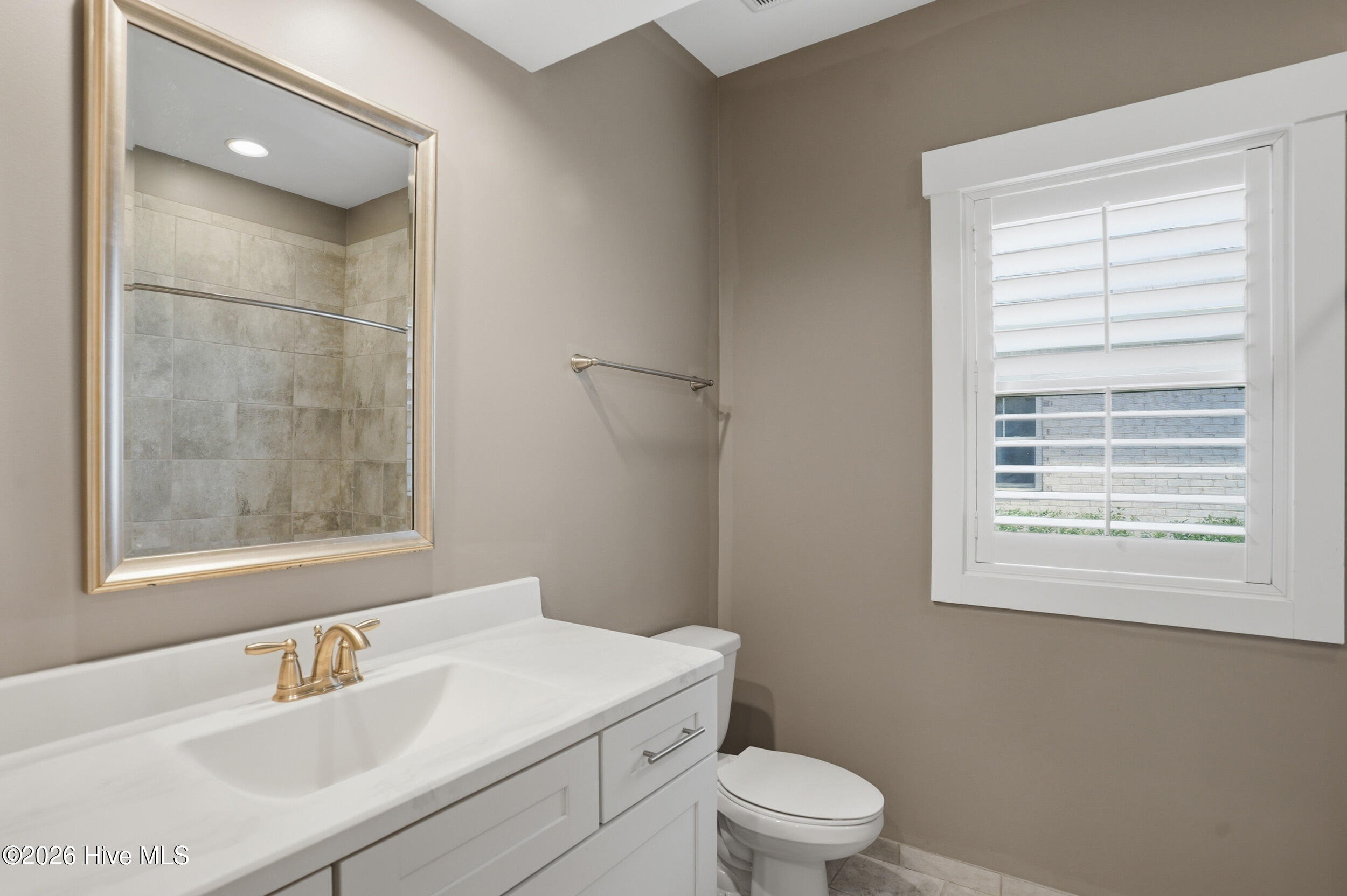 100561233 | Photo 33