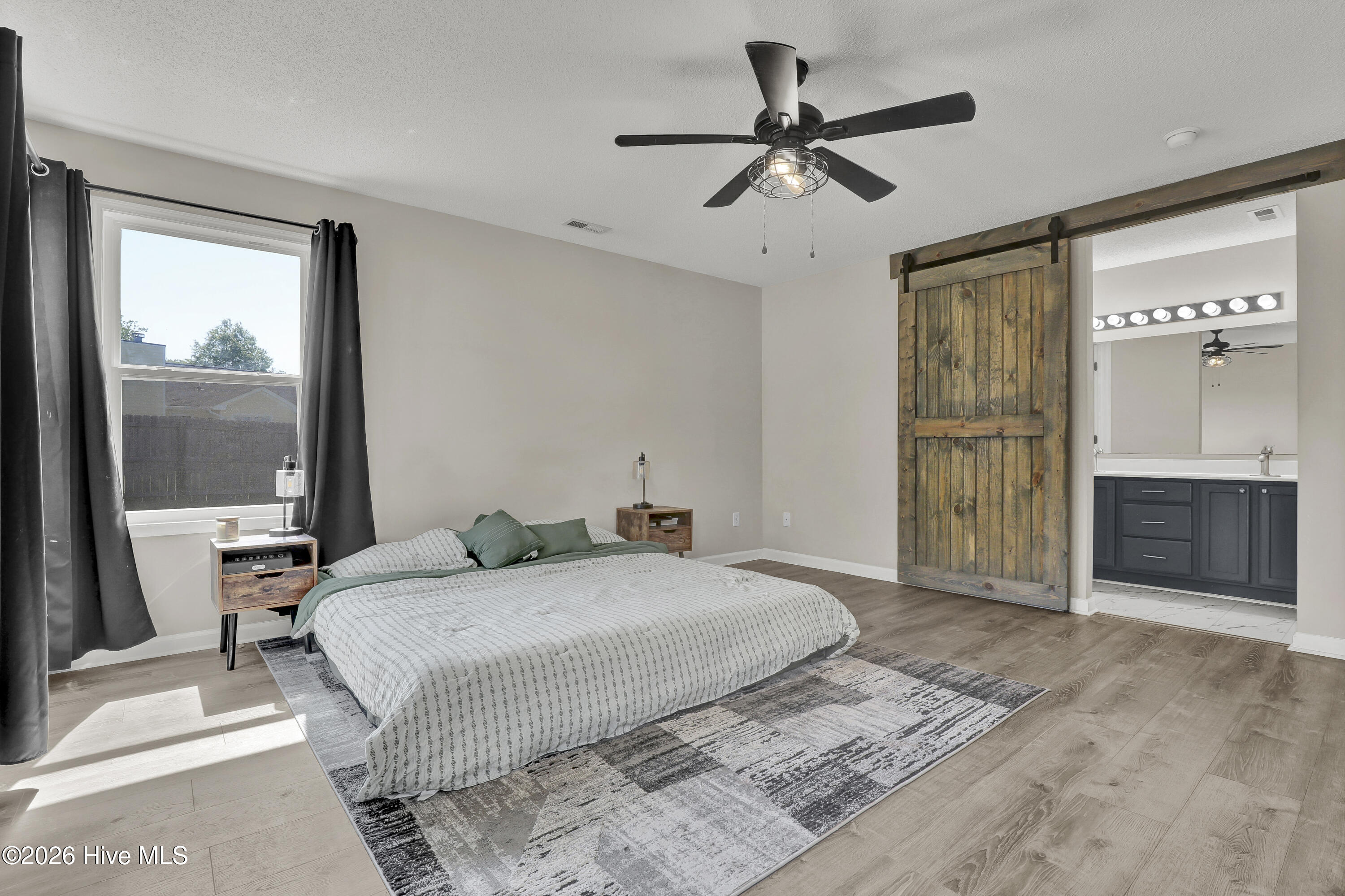 100568979 | Photo 18