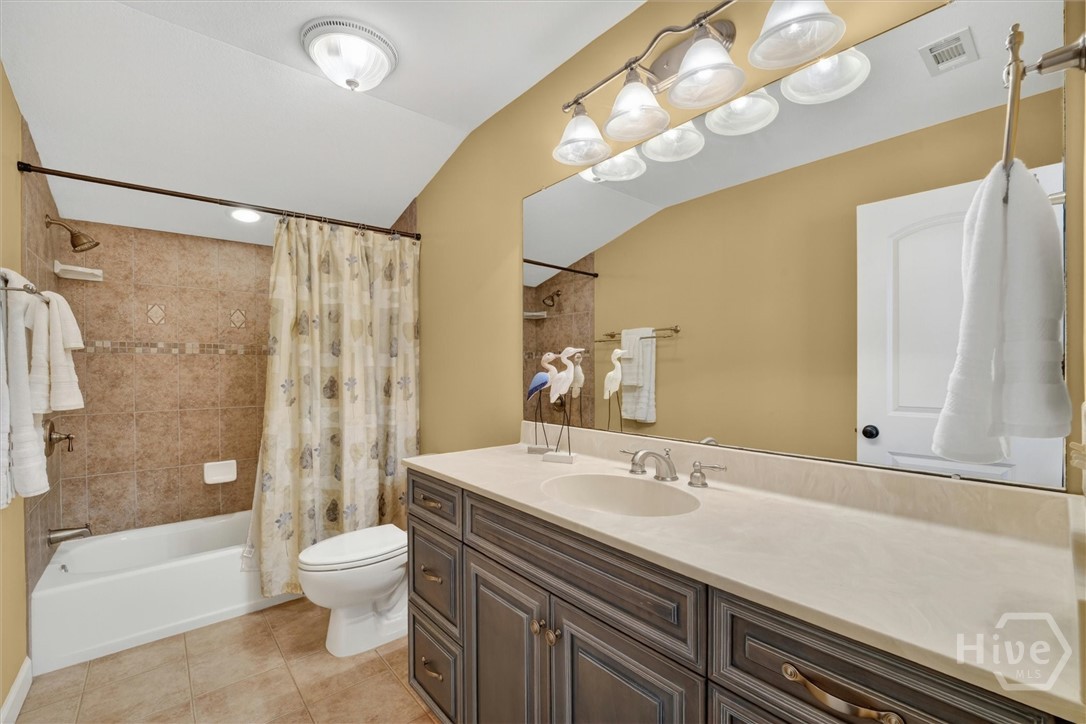 Upstairs guest room ensuite bath