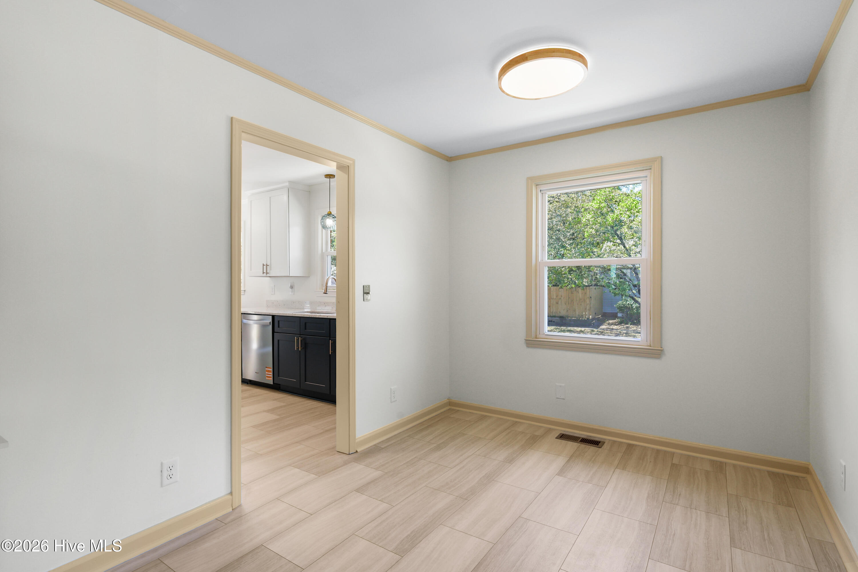 100567832 | Photo 11