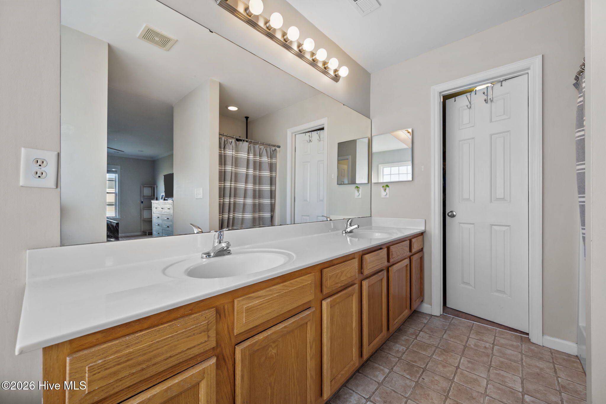 100567671 | Photo 48