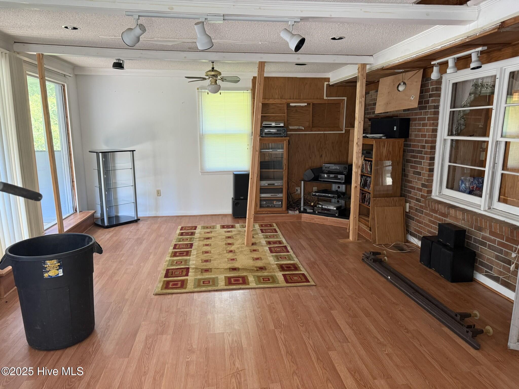 100528151 | Photo 12