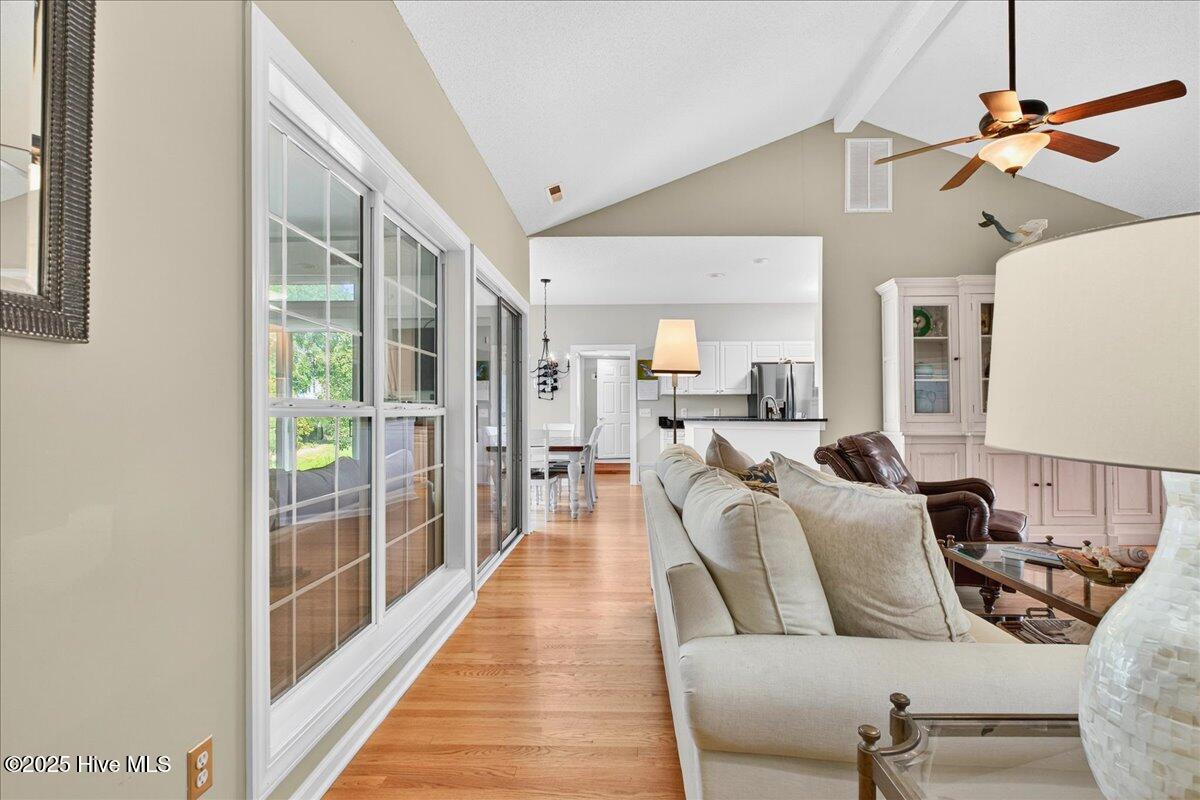 100561885 | Photo 15