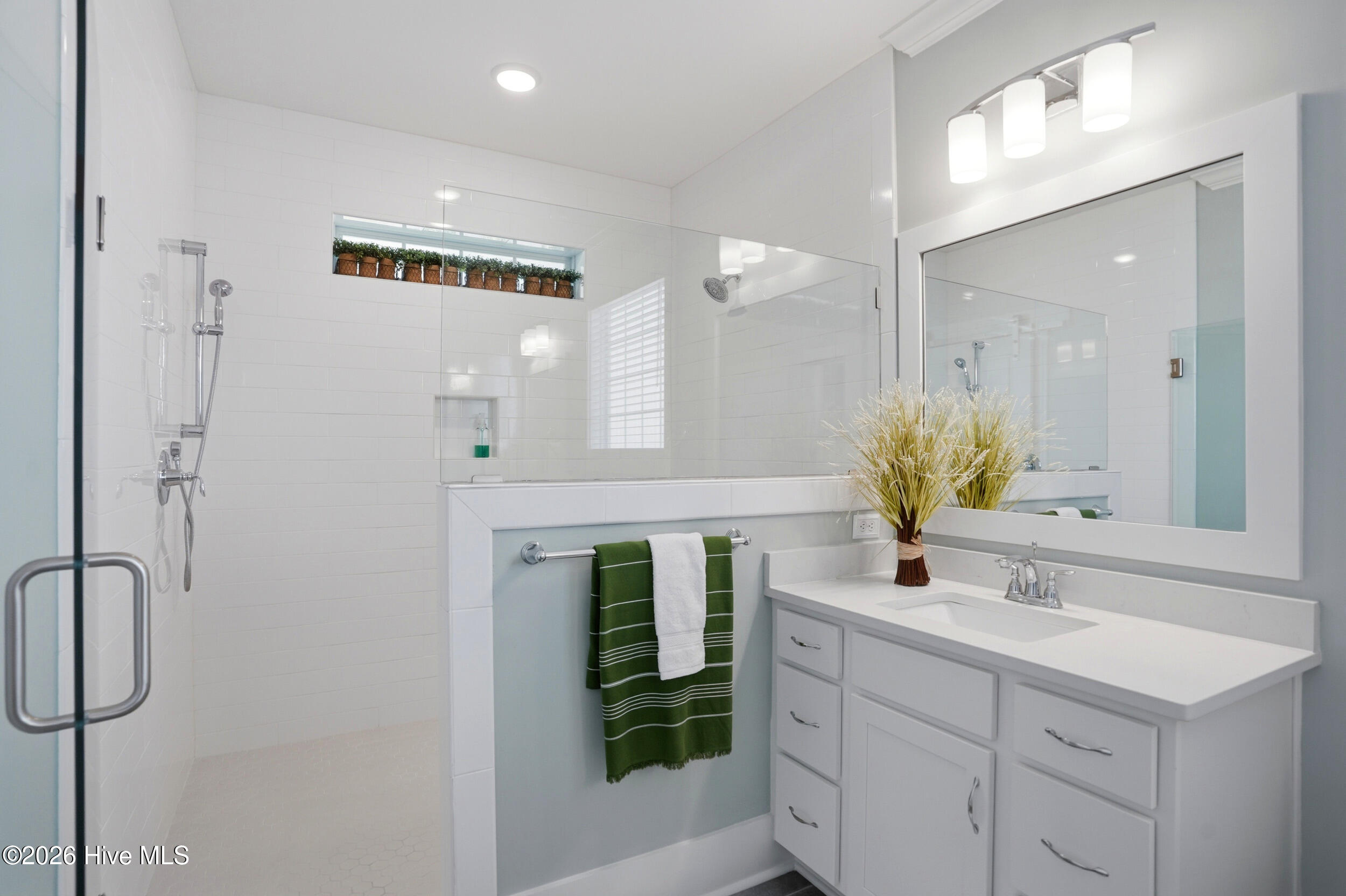 100565471 | Photo 30