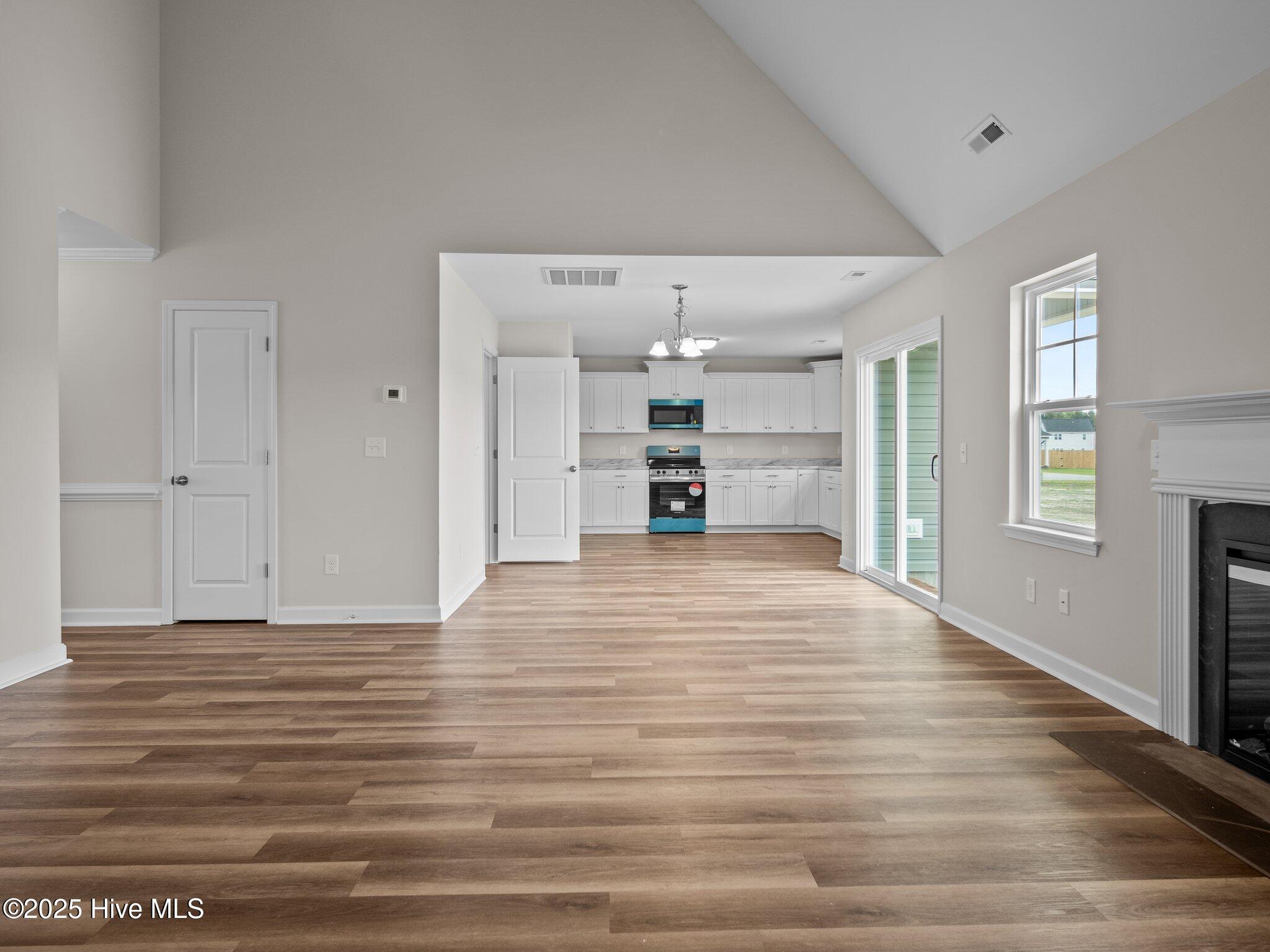 100511213 | Photo 35