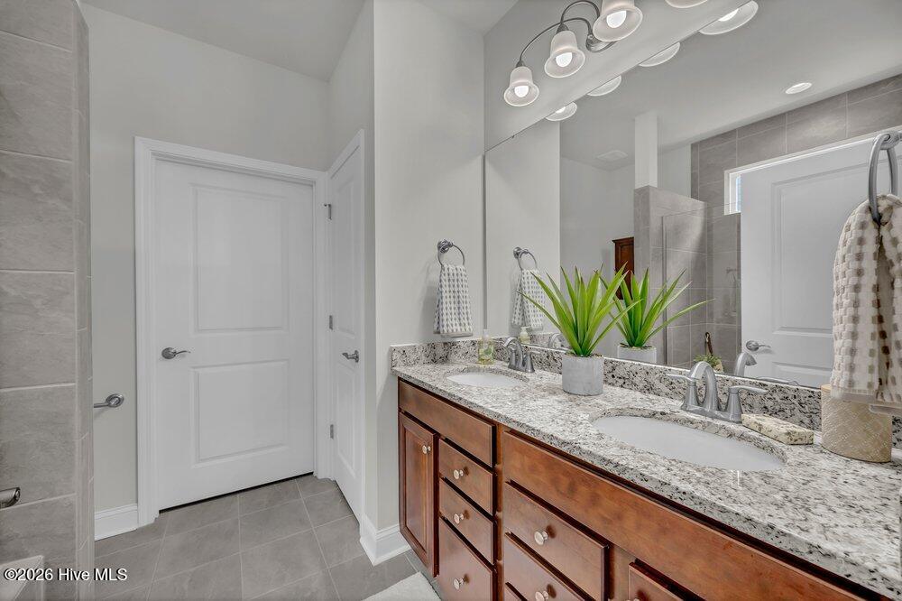 100557915 | Photo 16