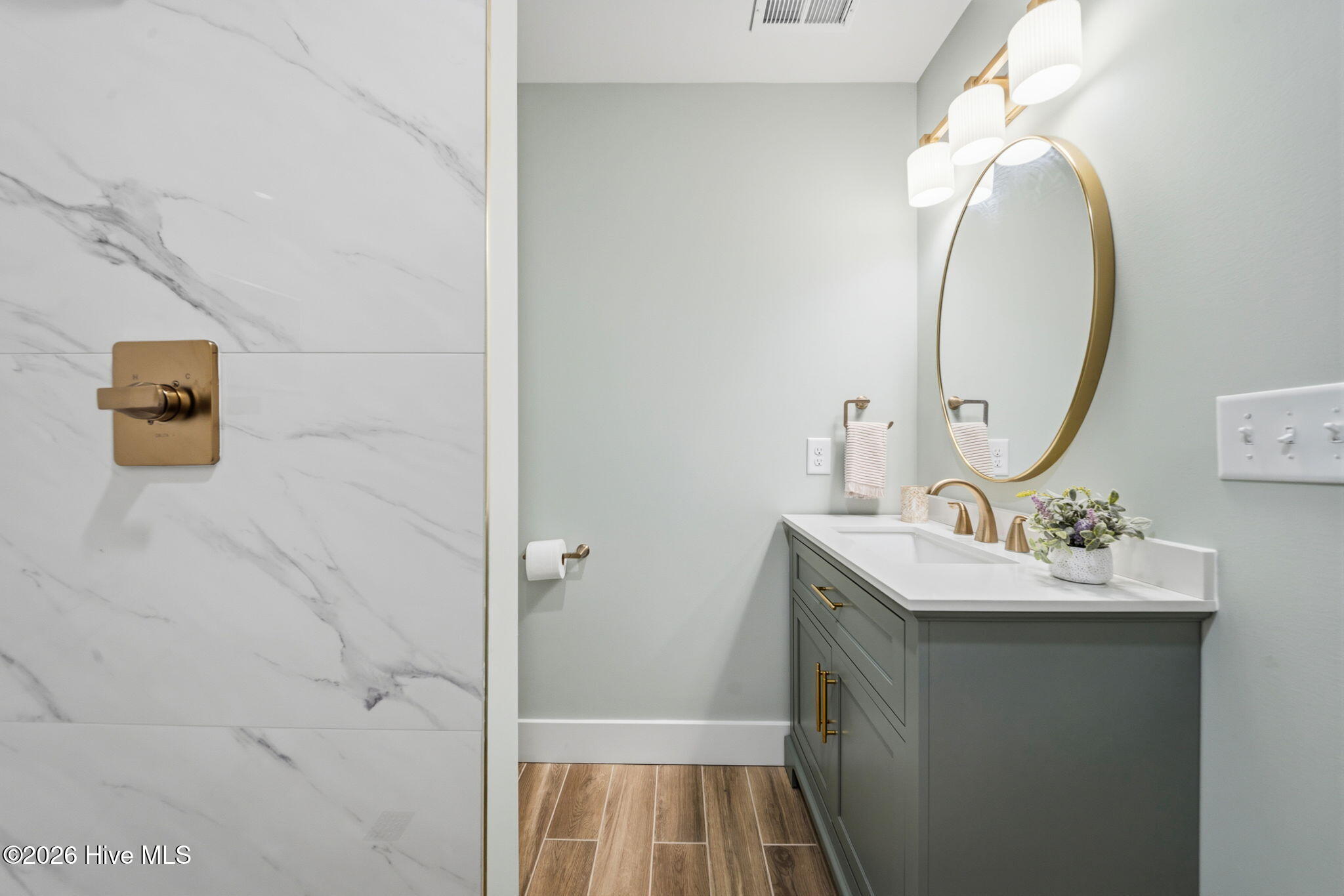 100569769 | Photo 46