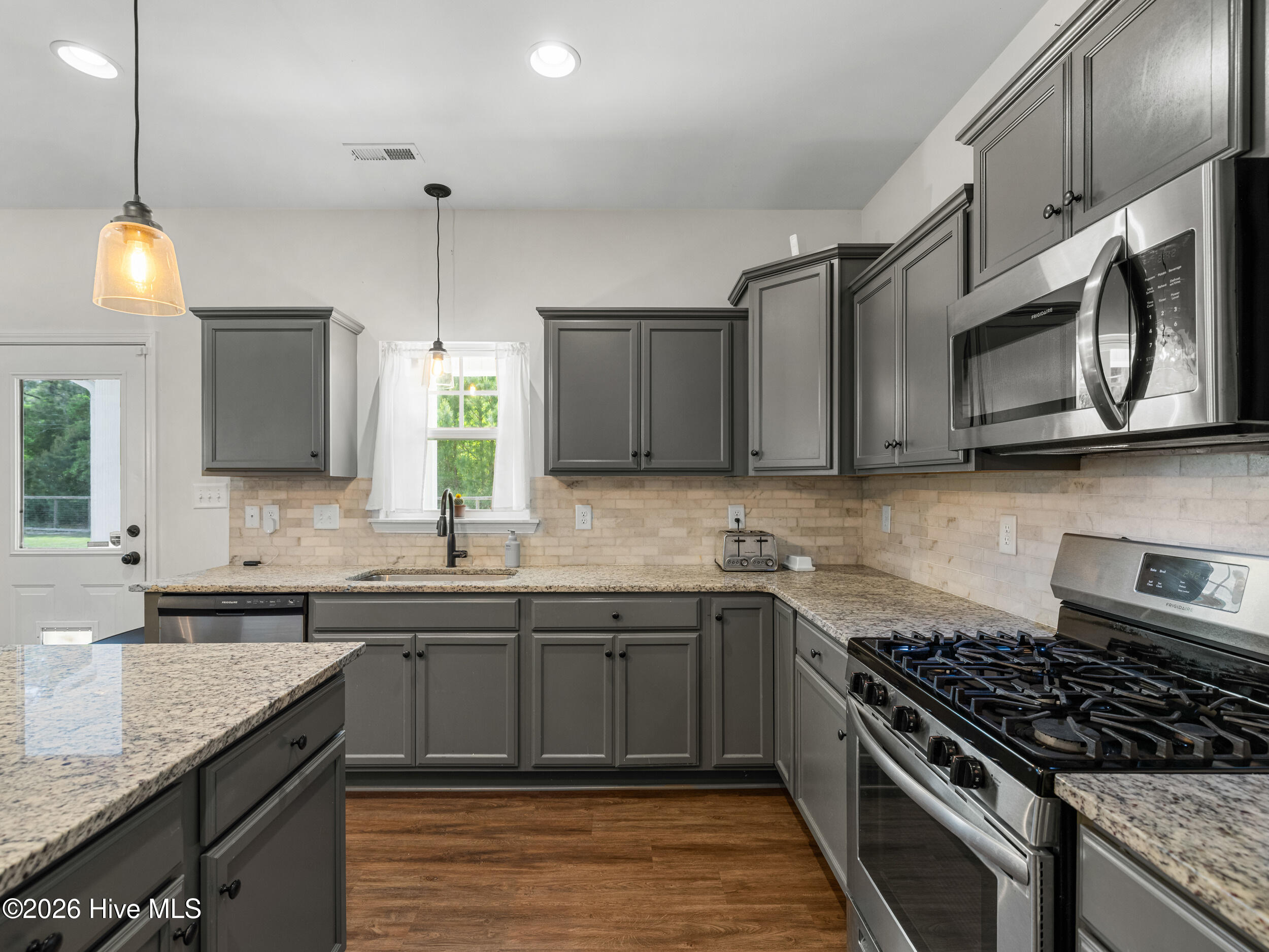 100570237 | Photo 39