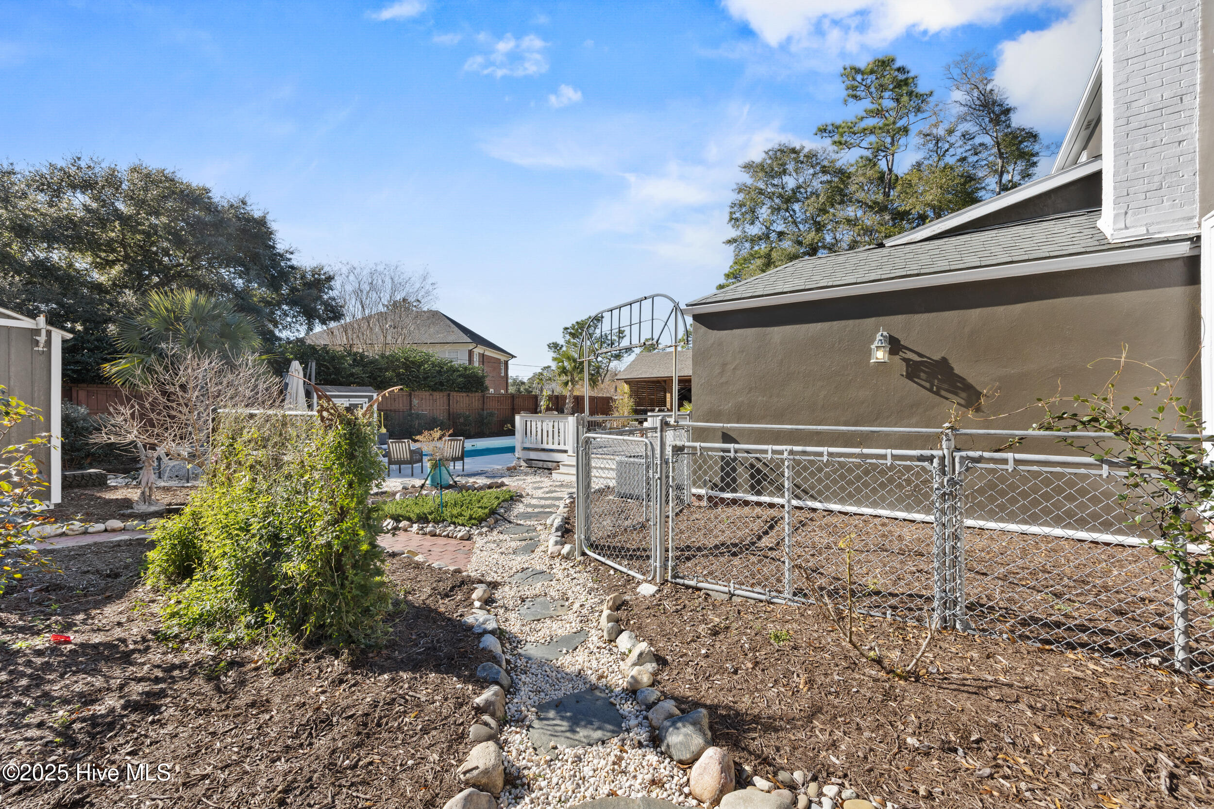 100544713 | Photo 51