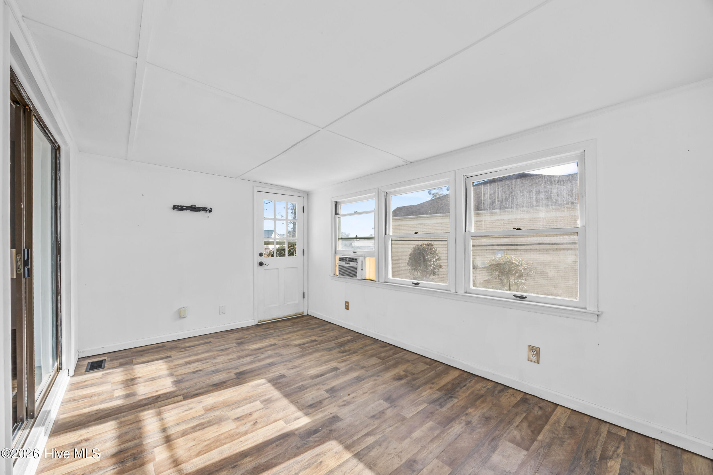 100546572 | Photo 11