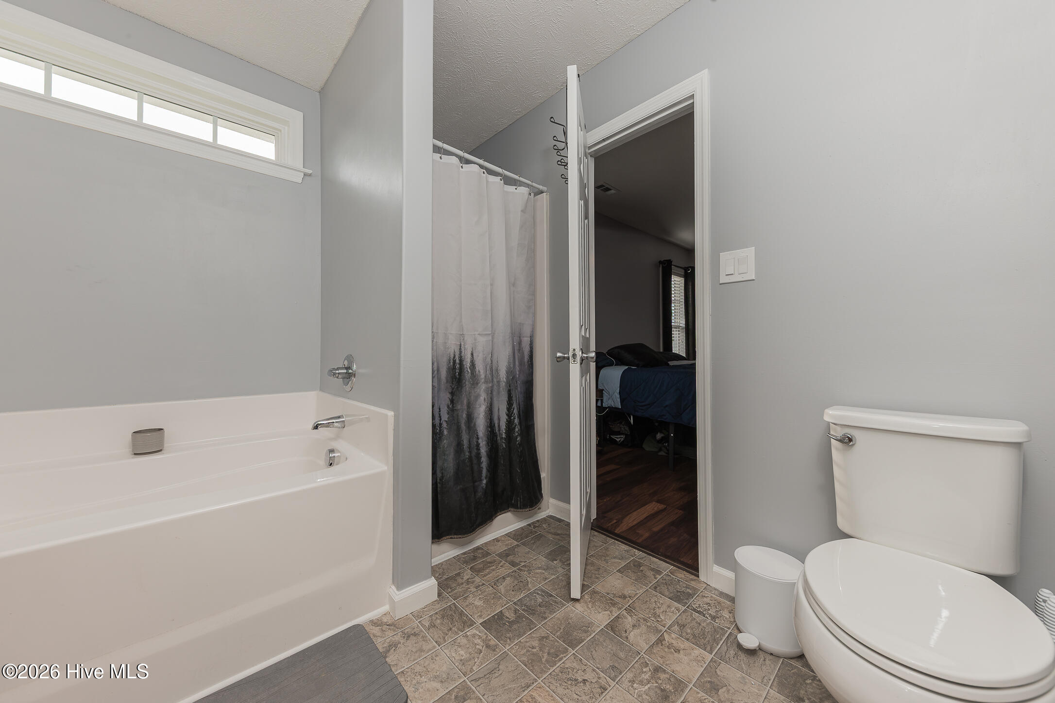 100561877 | Photo 24