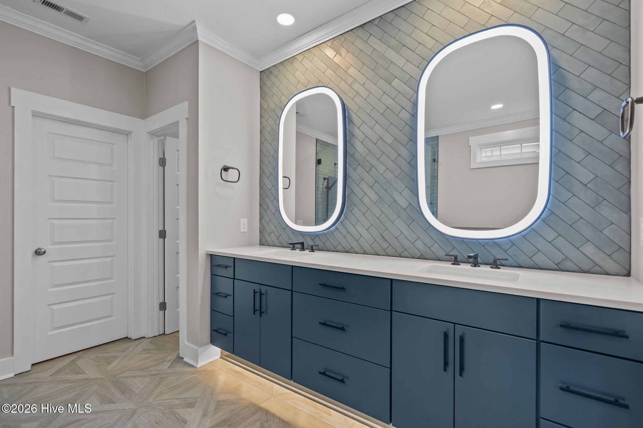 100550410 | Photo 37