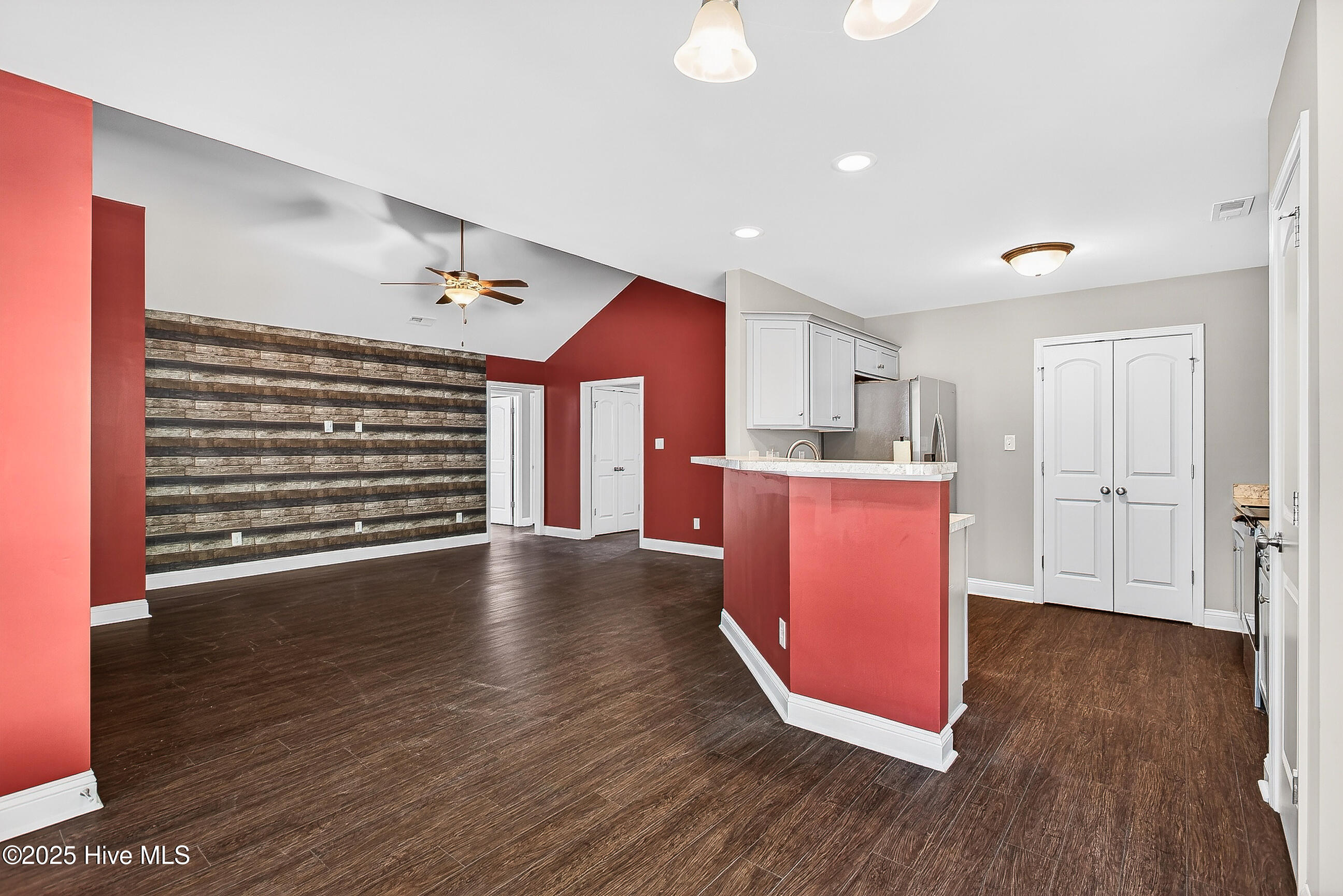 100545699 | Photo 22