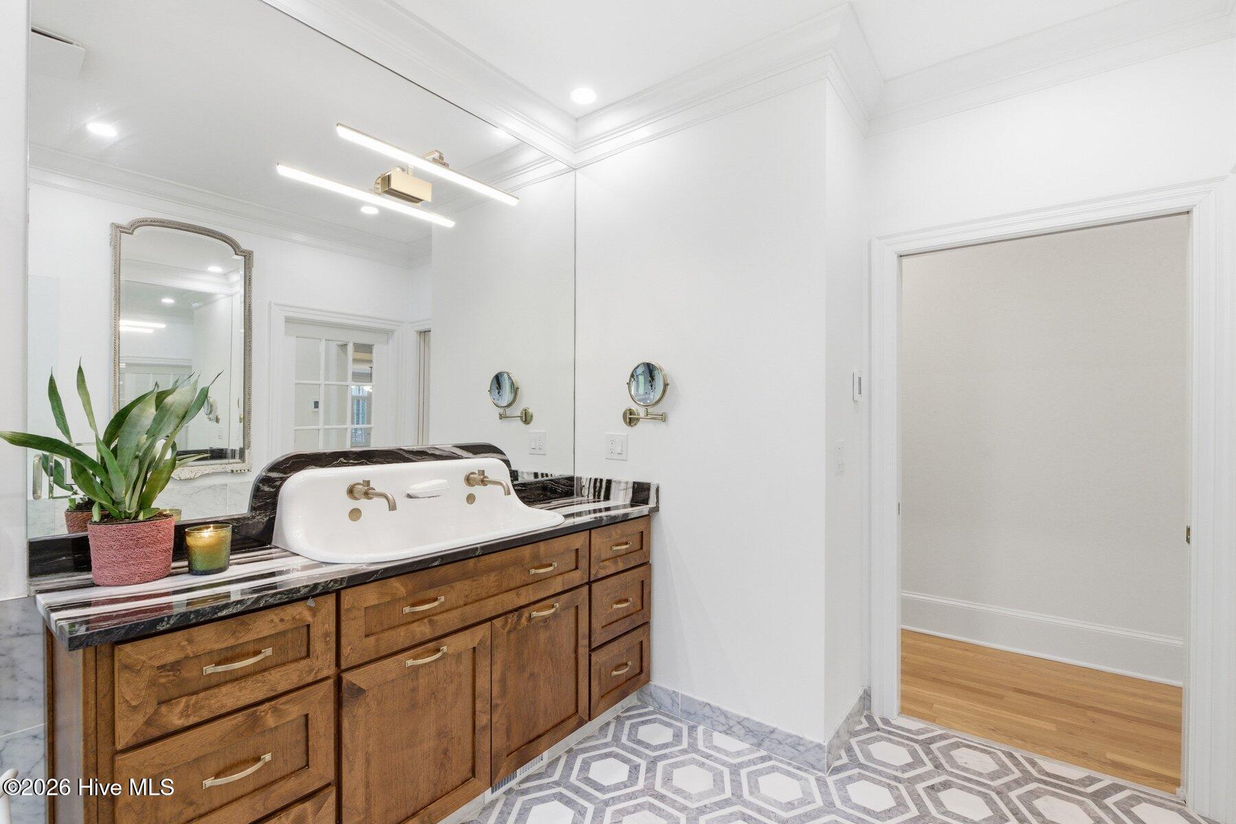 100565828 | Photo 47