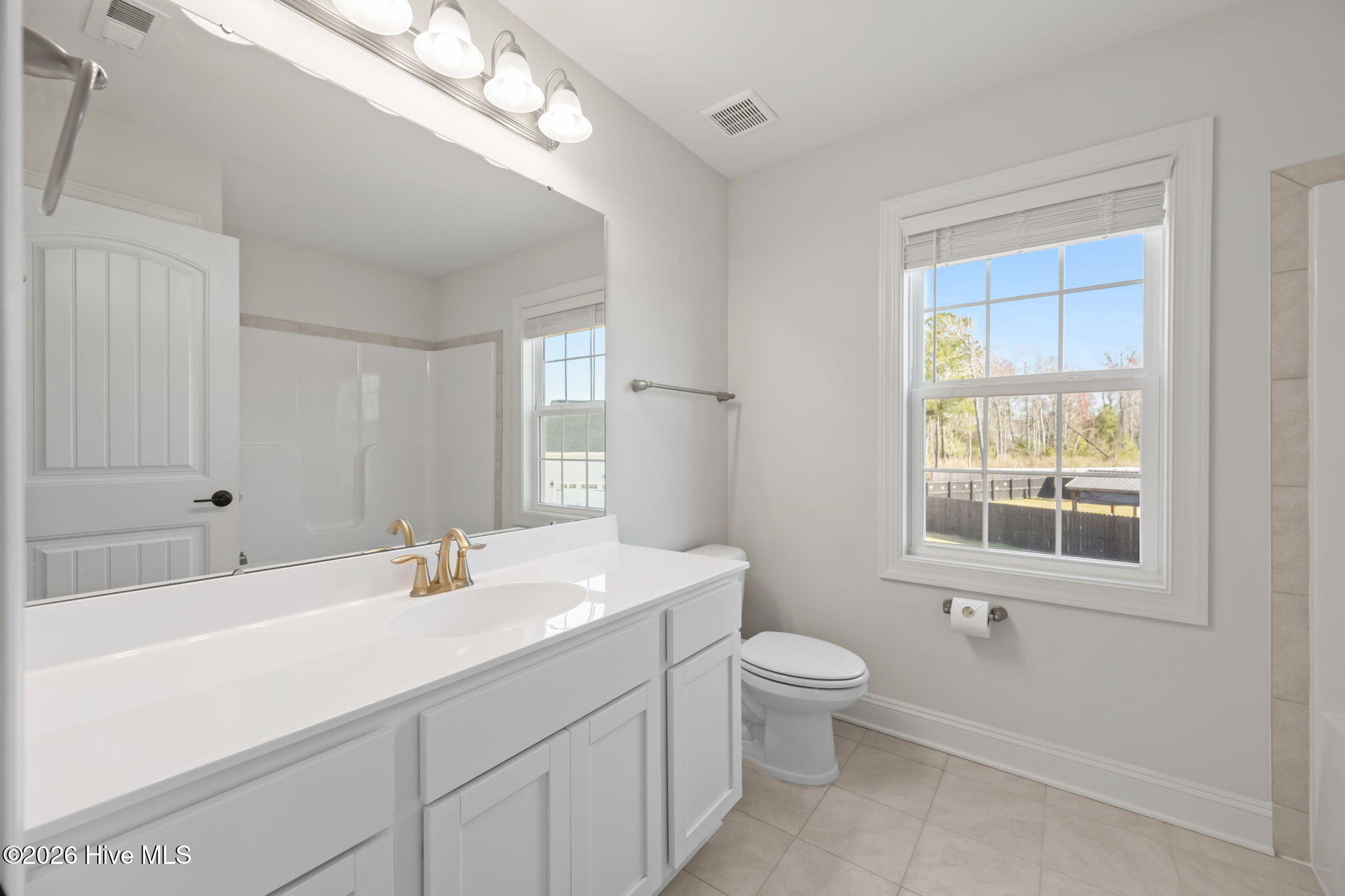 100561720 | Photo 43