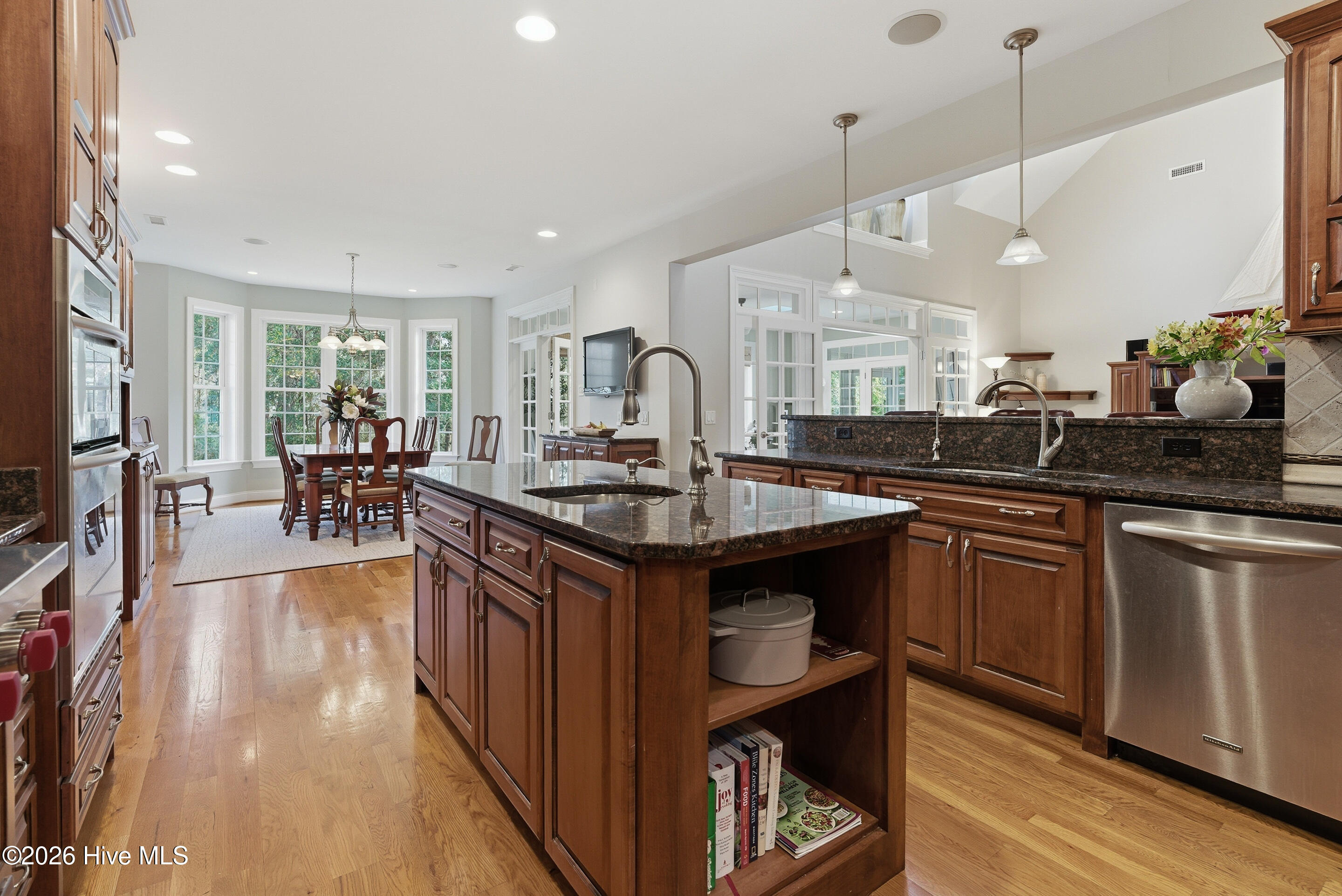 100563976 | Photo 10