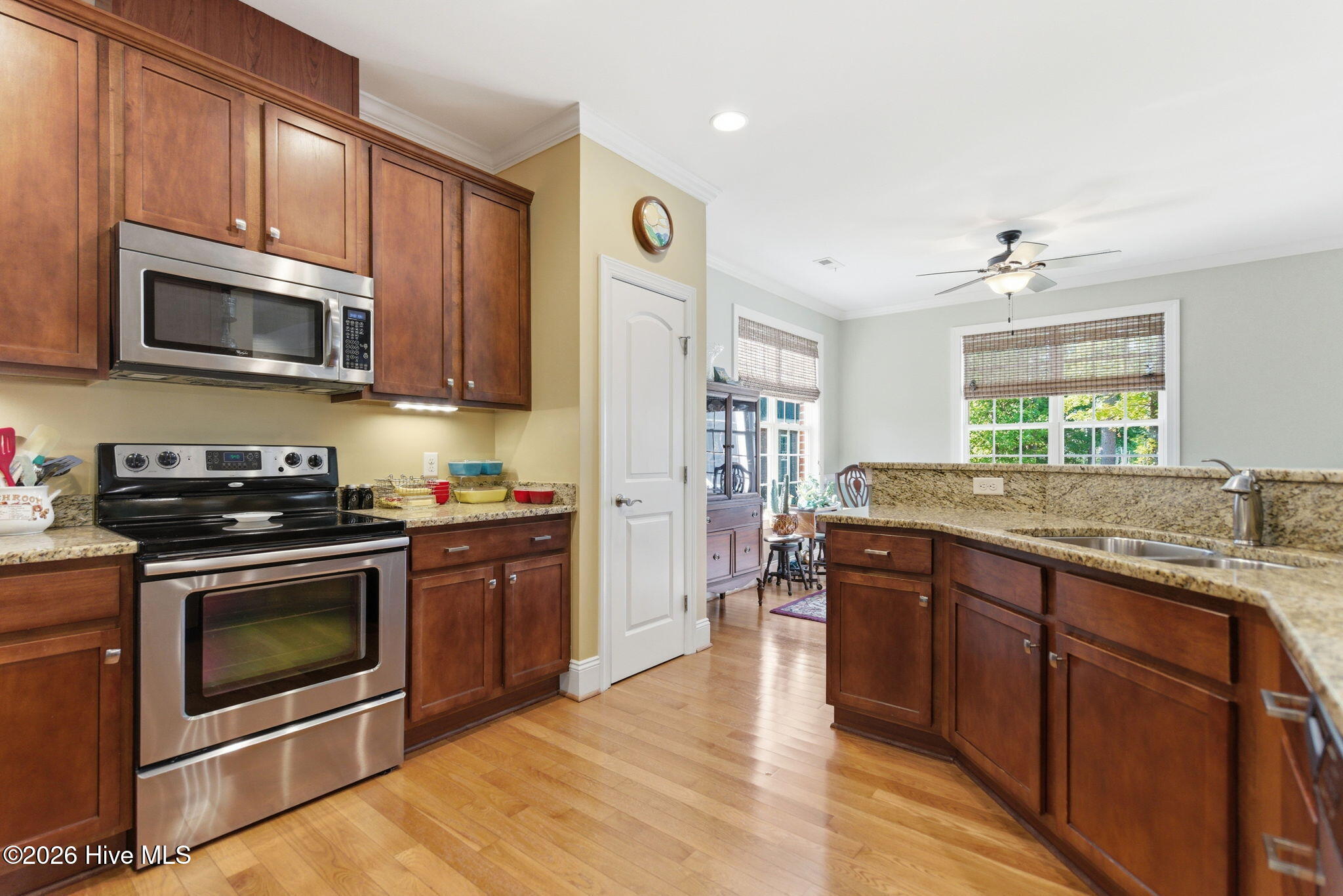 100569410 | Photo 13