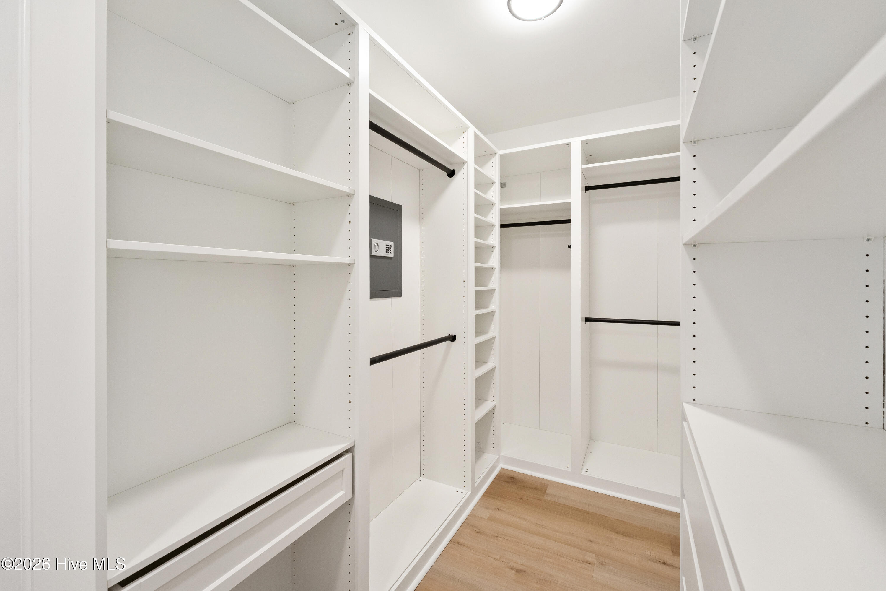 100548088 | Photo 13