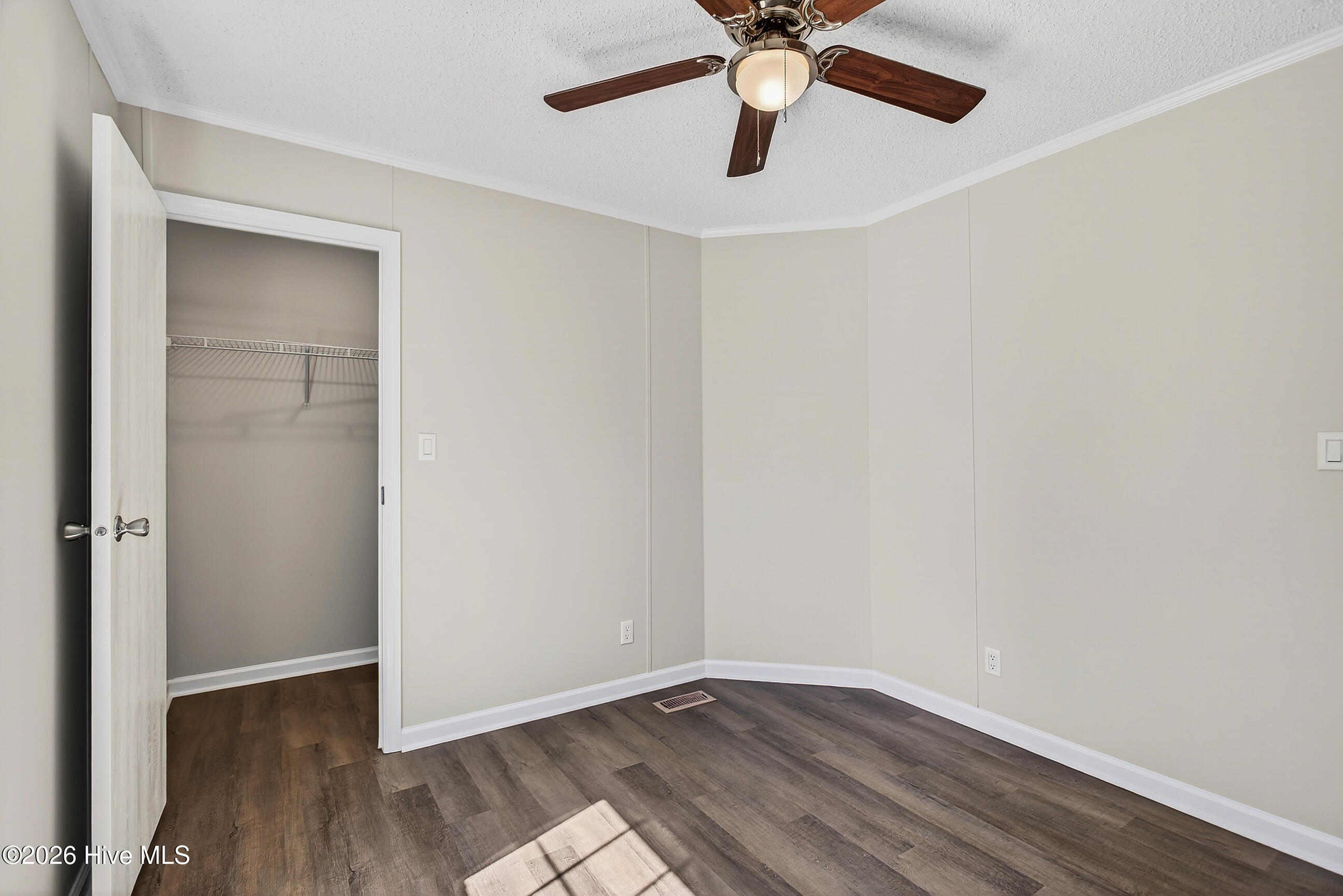 100560826 | Photo 25