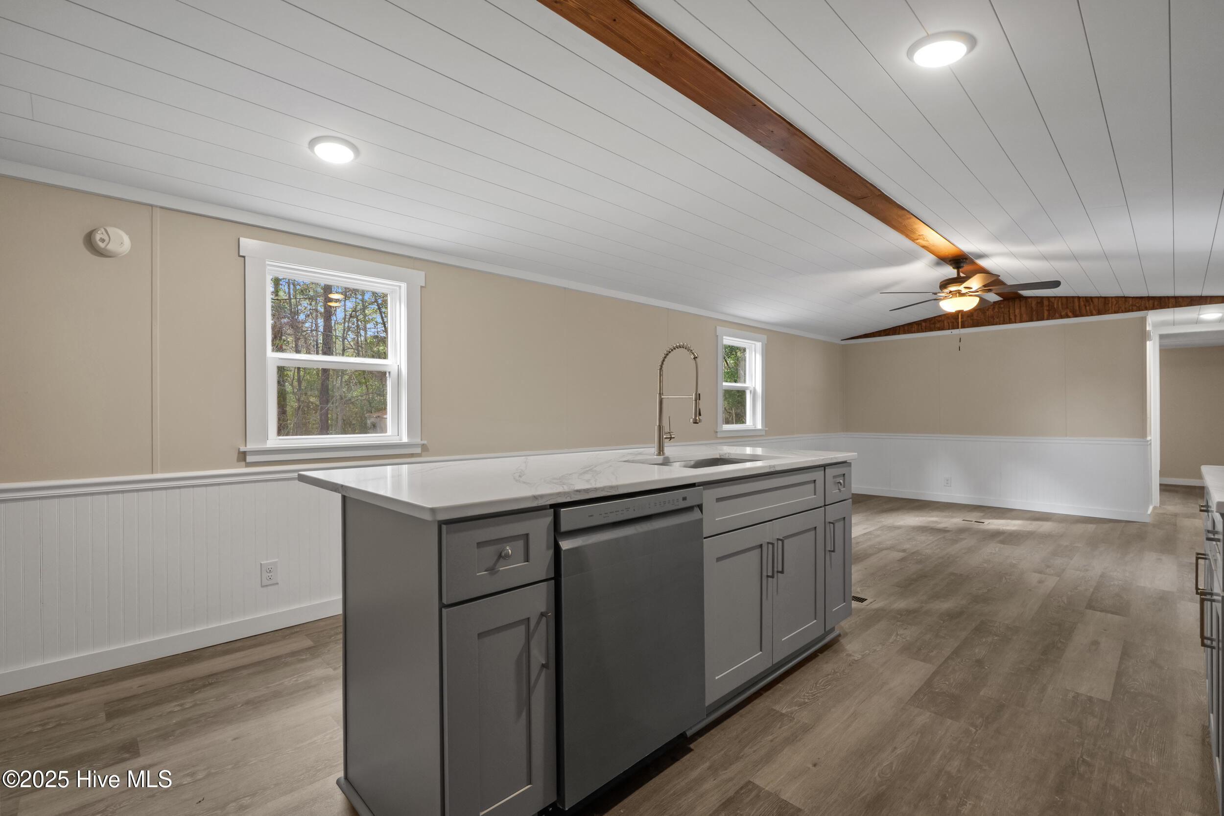 100544386 | Photo 16