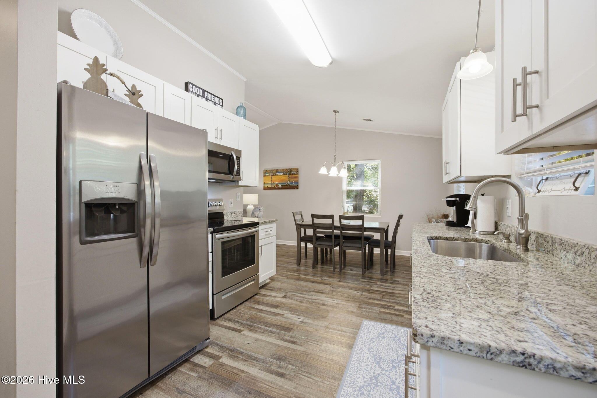 100569426 | Photo 34