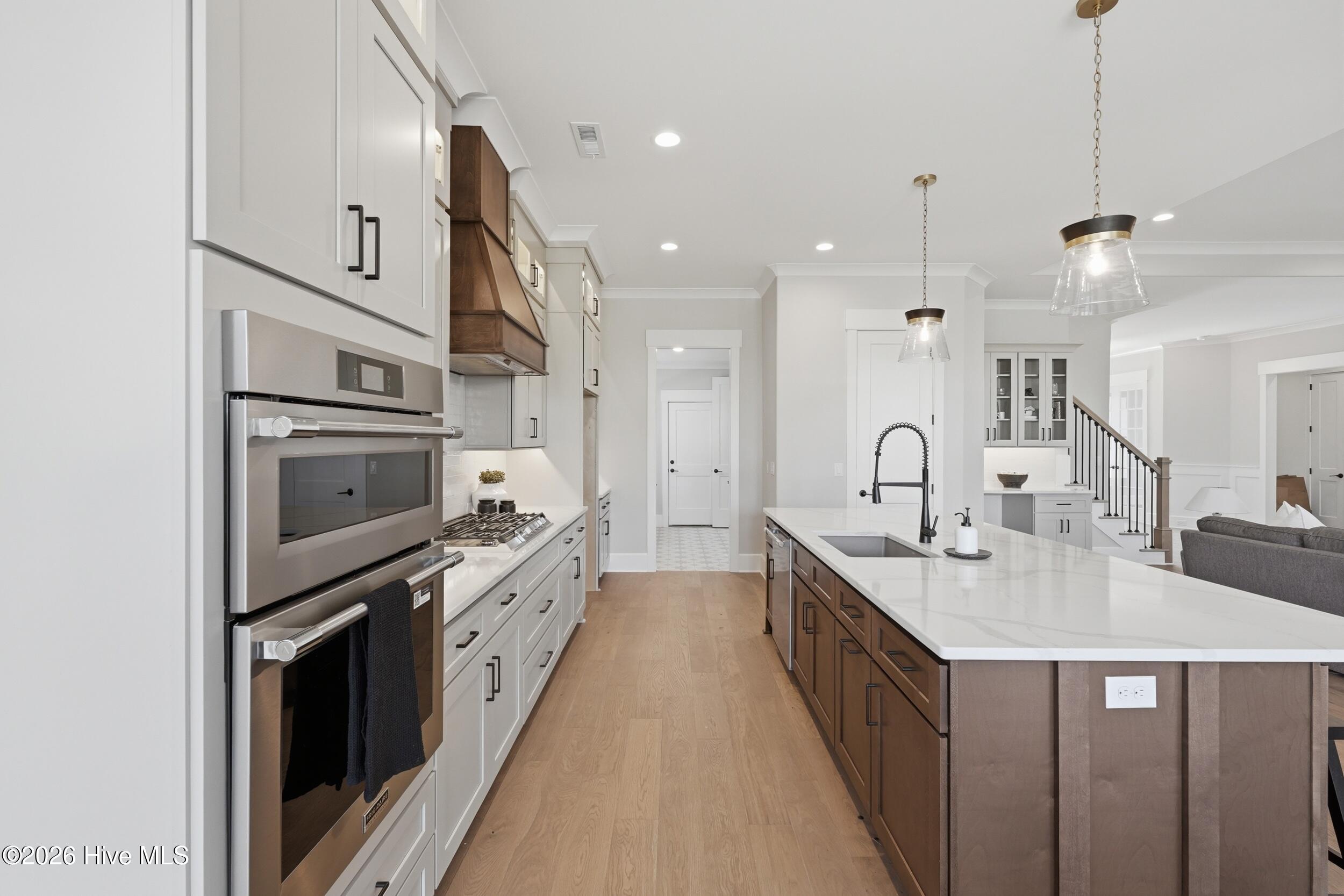 100567785 | Photo 31