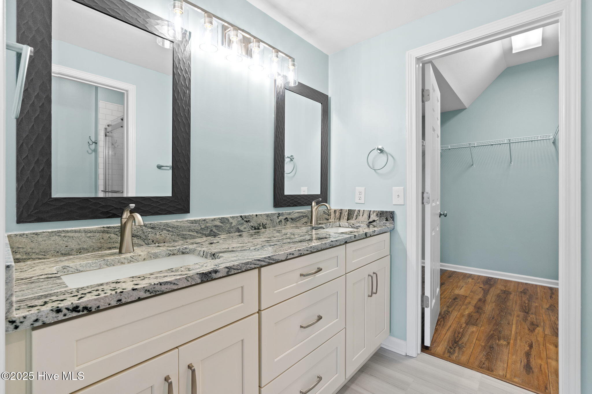 100536273 | Photo 15