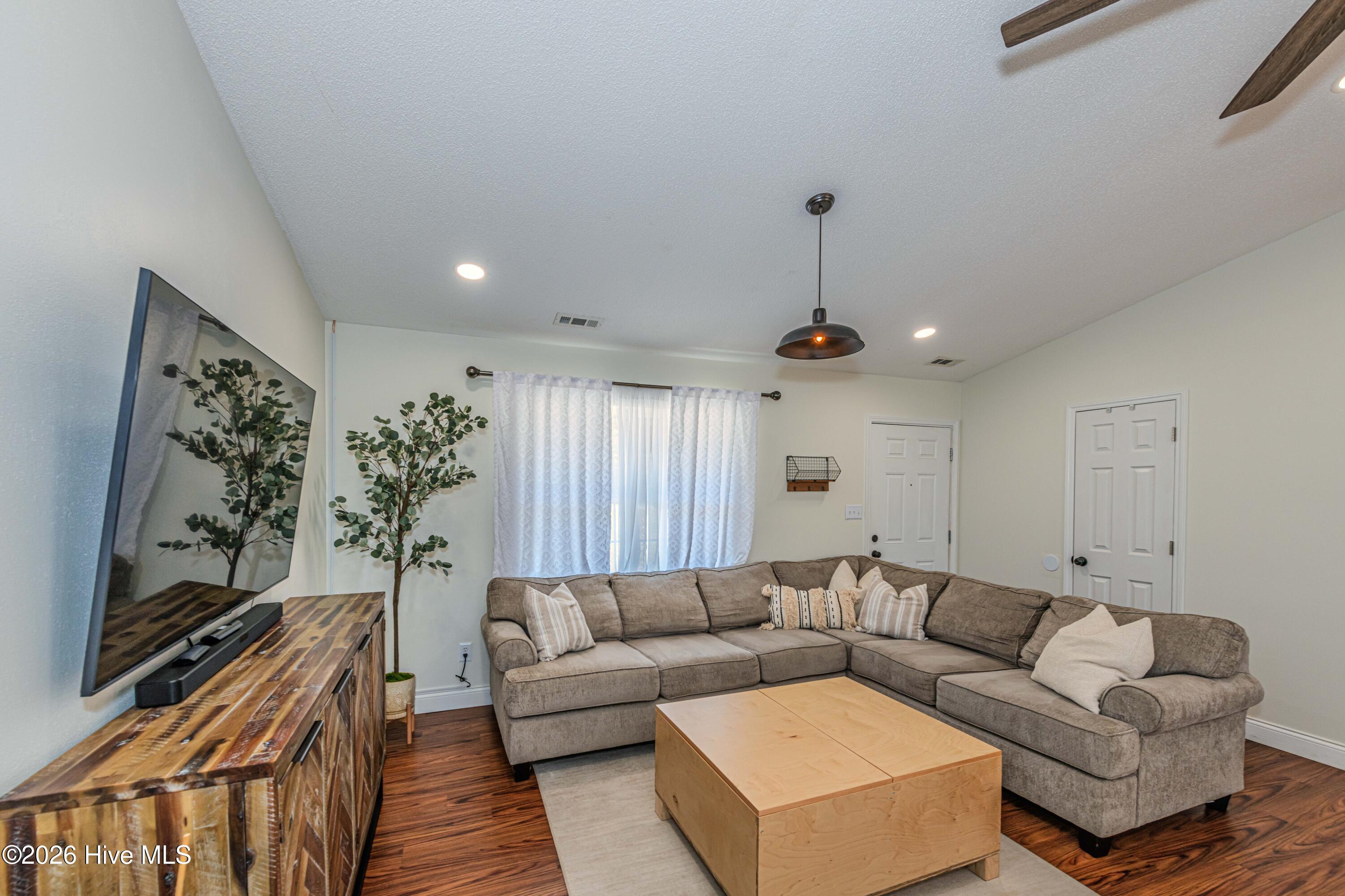 100564633 | Photo 15