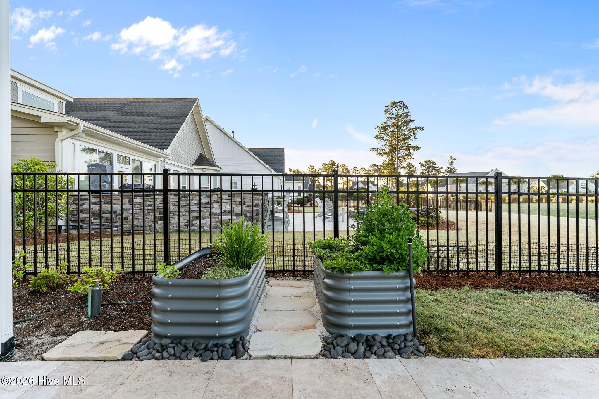 100566700 | Photo 41