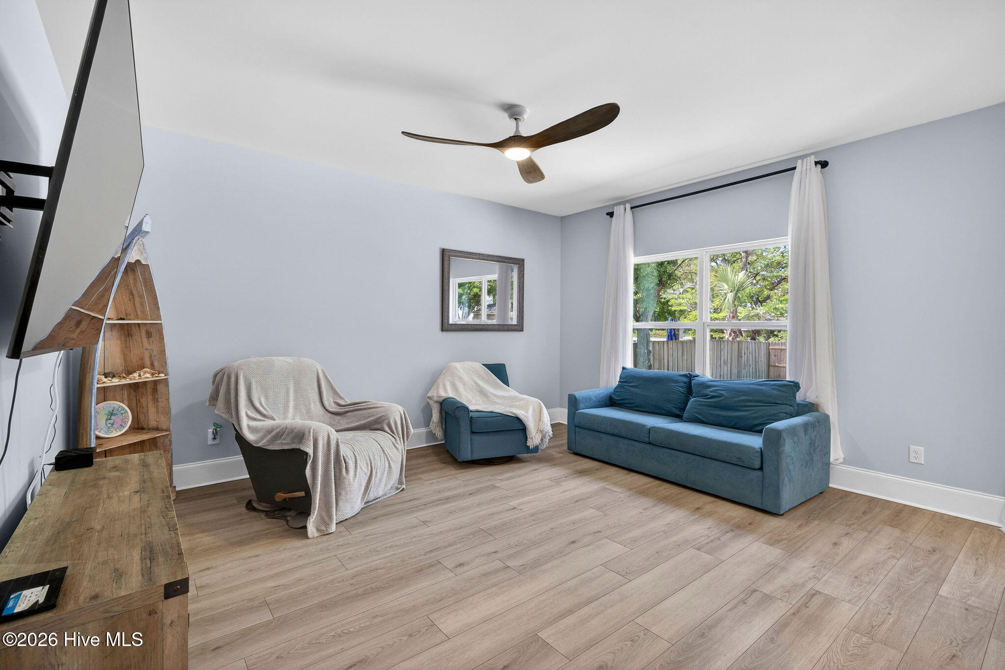 100570587 | Photo 11