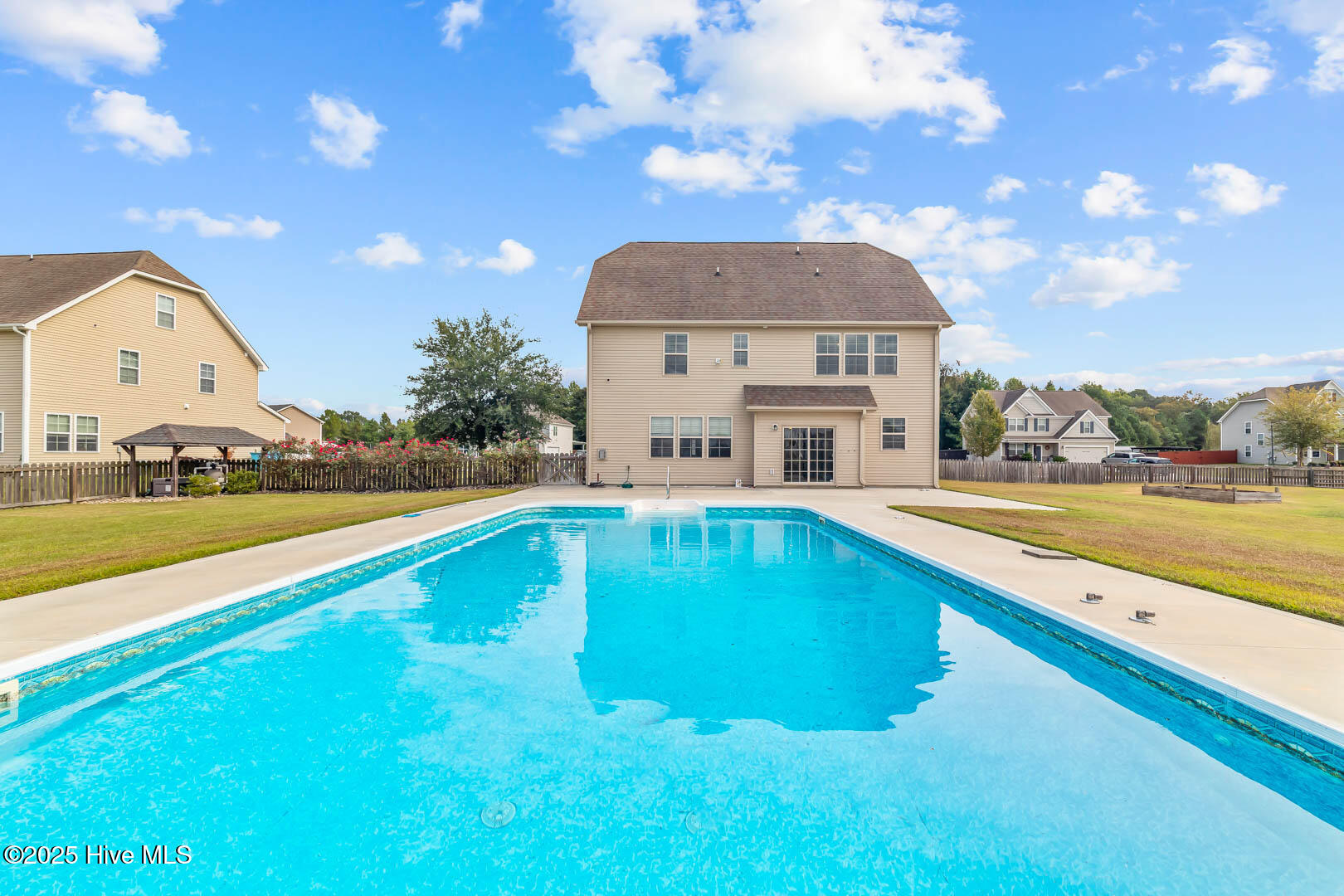 100532827 | Photo 63