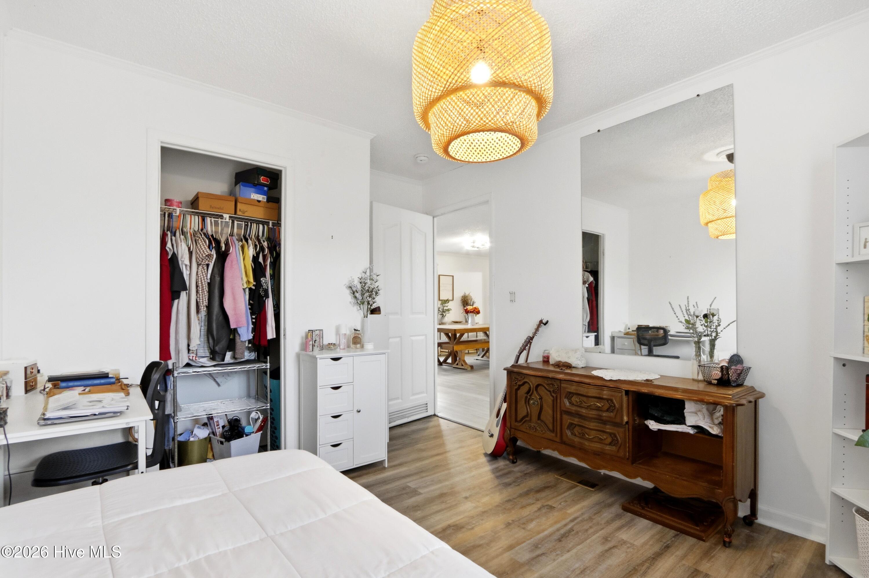 100548935 | Photo 32