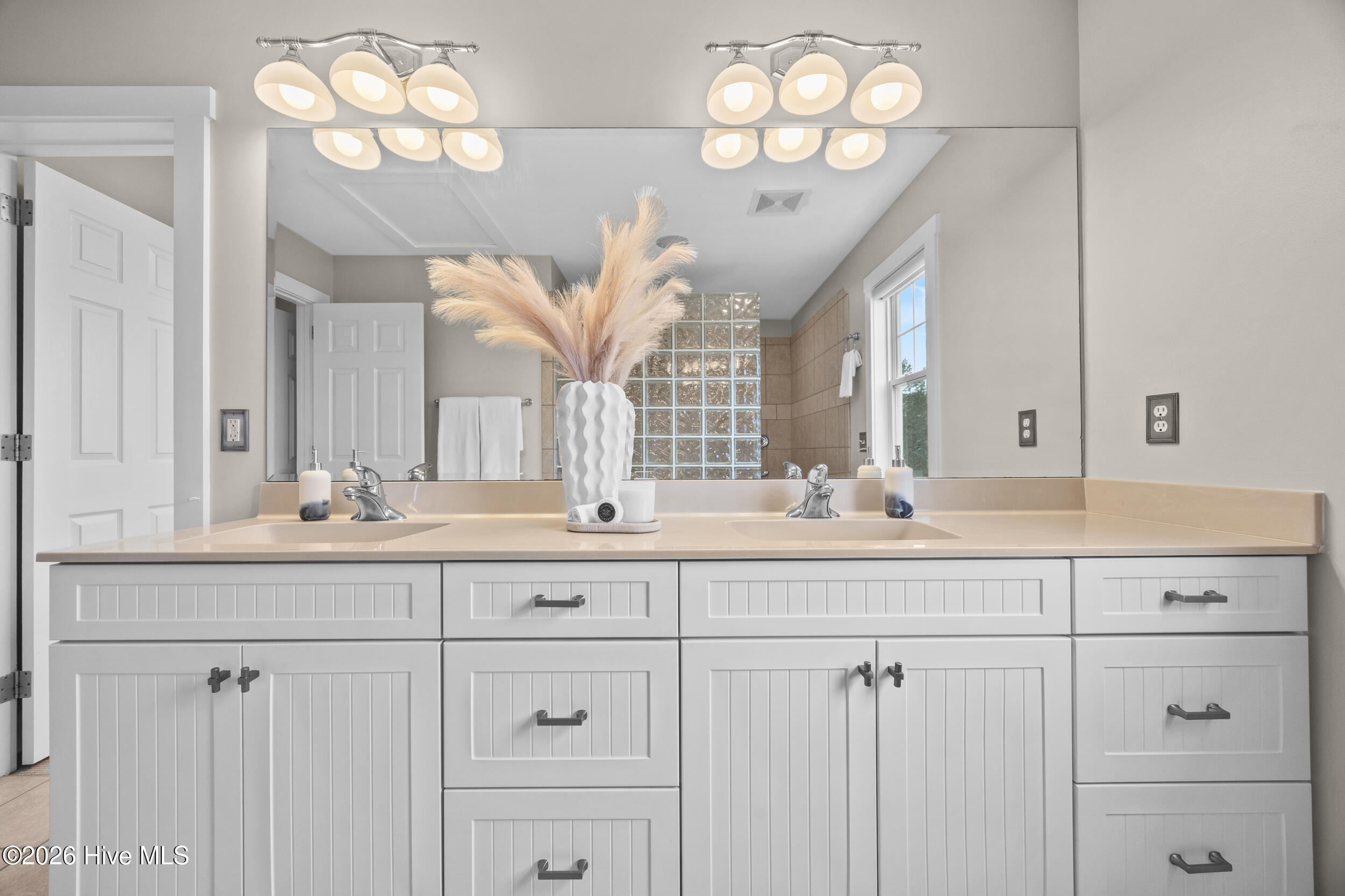 100552893 | Photo 42