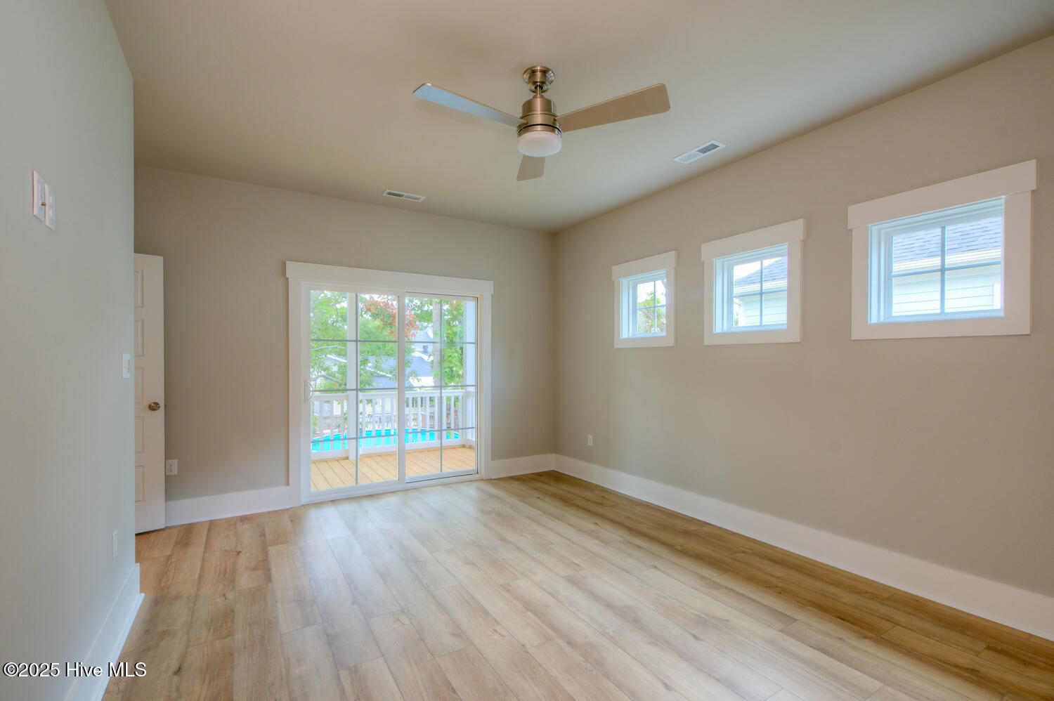 100502885 | Photo 17