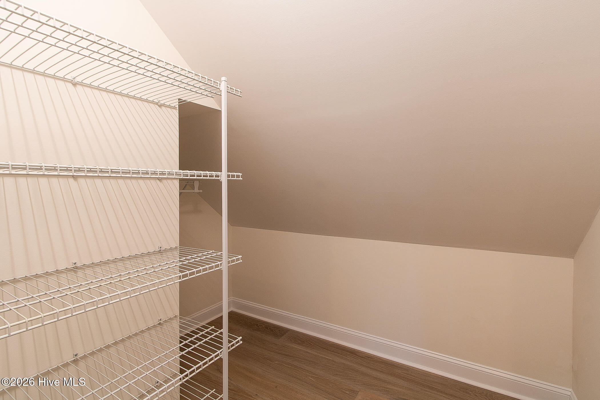 100568588 | Photo 40