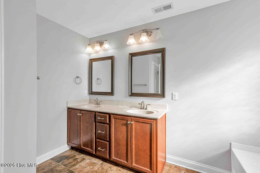 100566446 | Photo 51