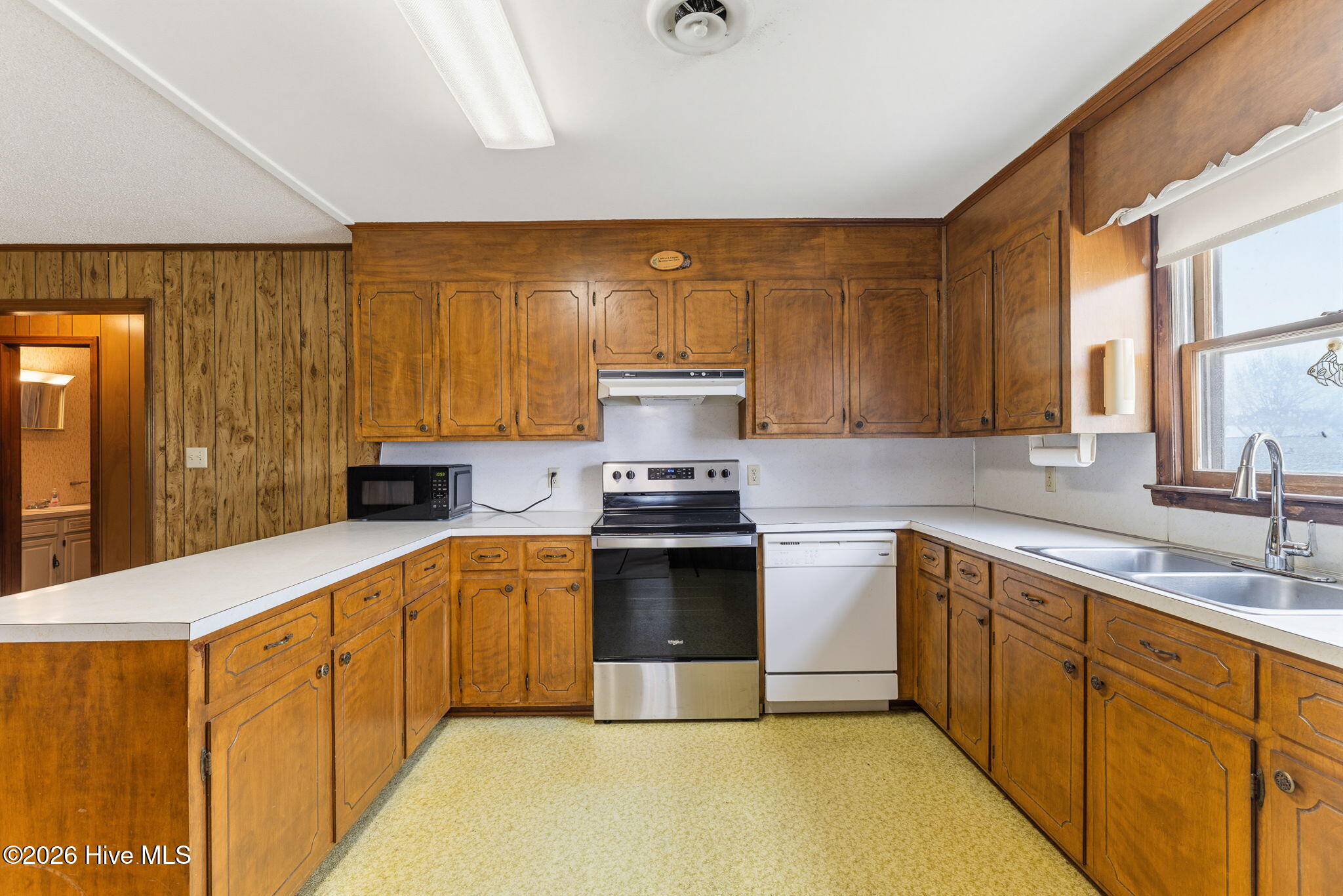 100565875 | Photo 13