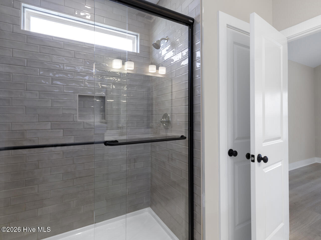 100565274 | Photo 21